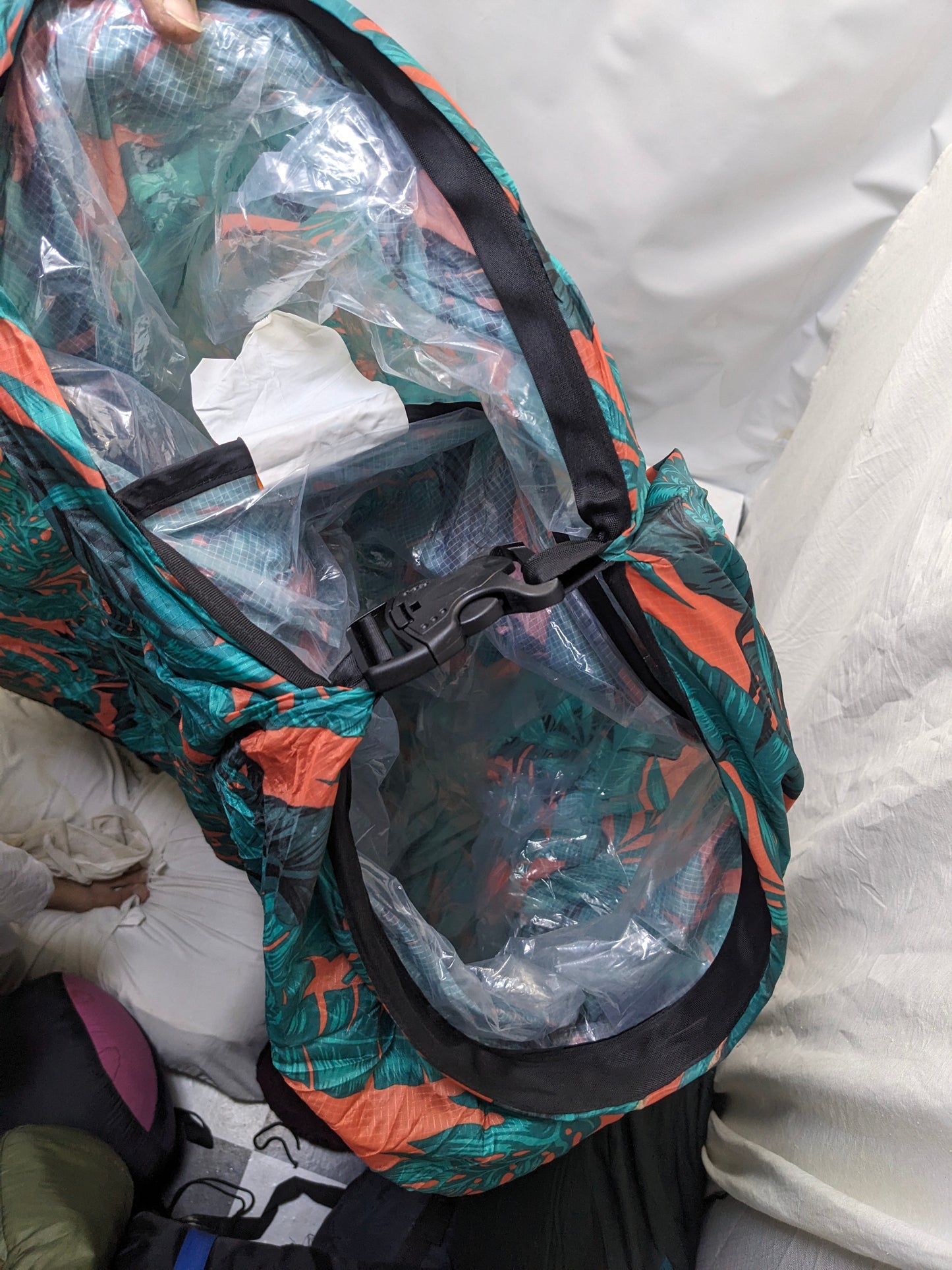 Rain cover type sleeping bag sb