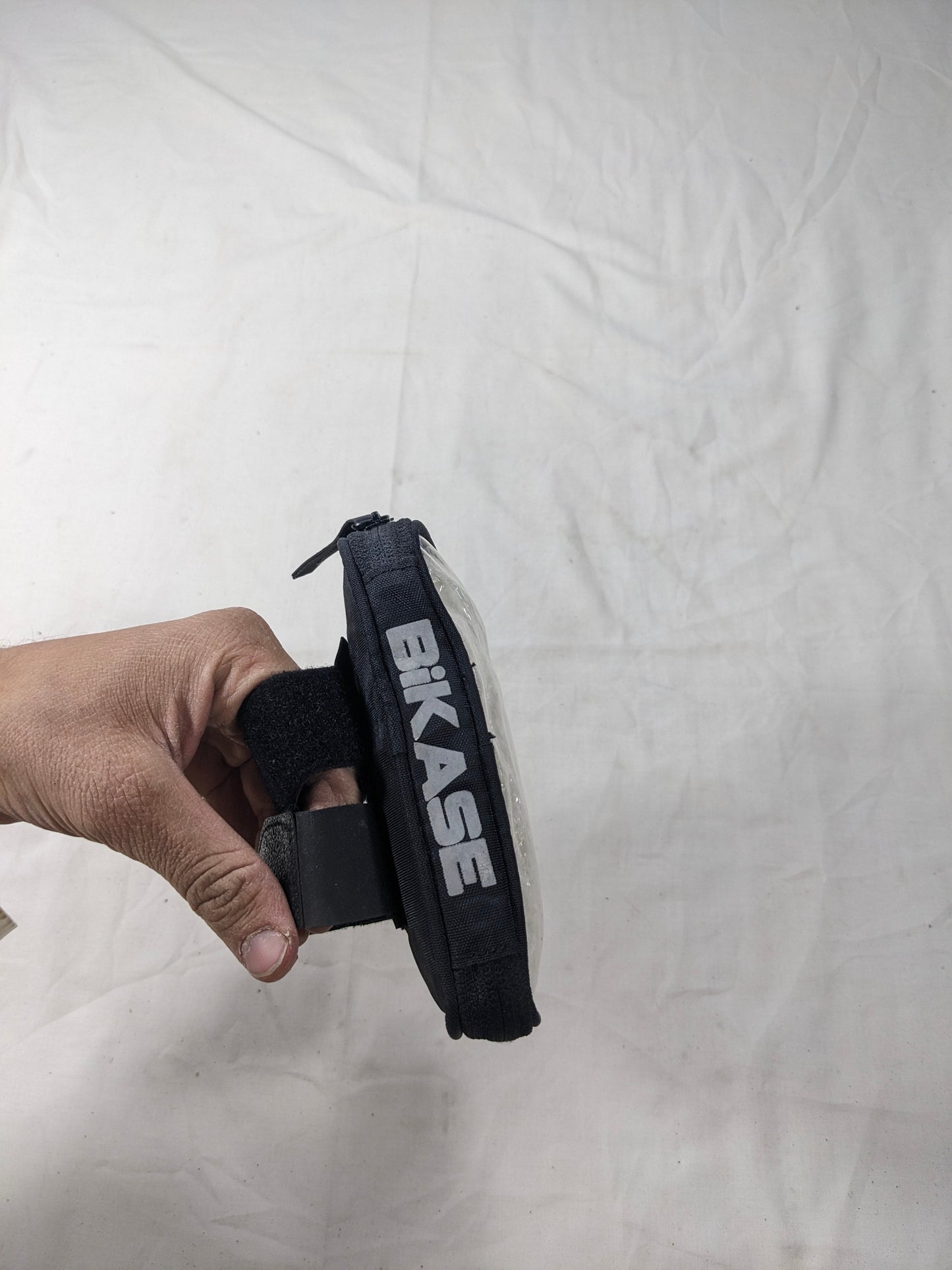 Wrist mobile belt/pouch U15