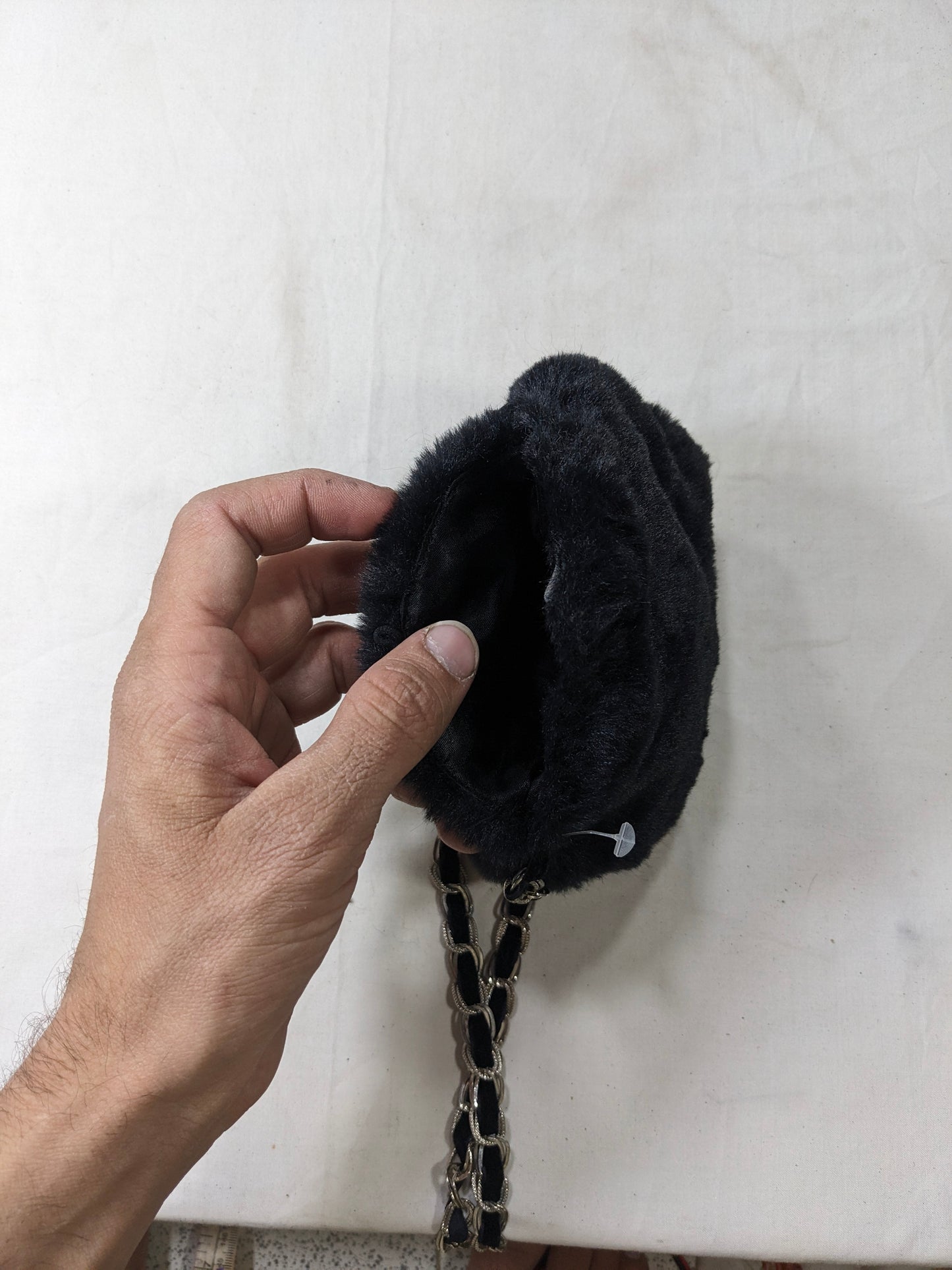 Faux fur made pouch U1