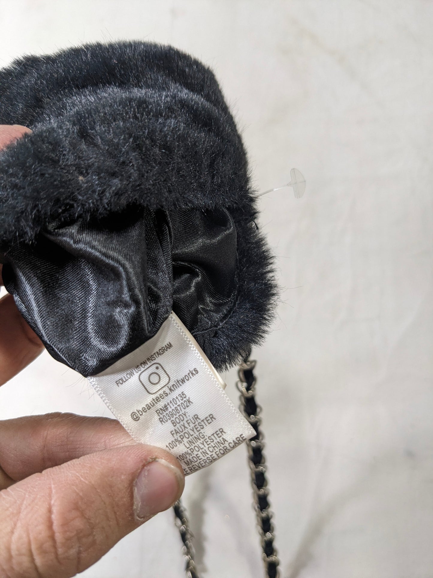 Faux fur made pouch U1