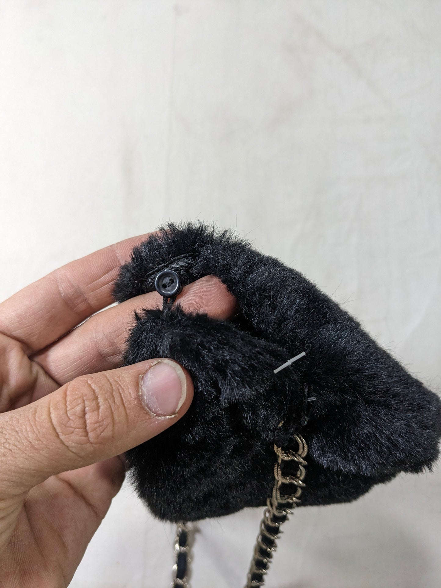 Faux fur made pouch U1