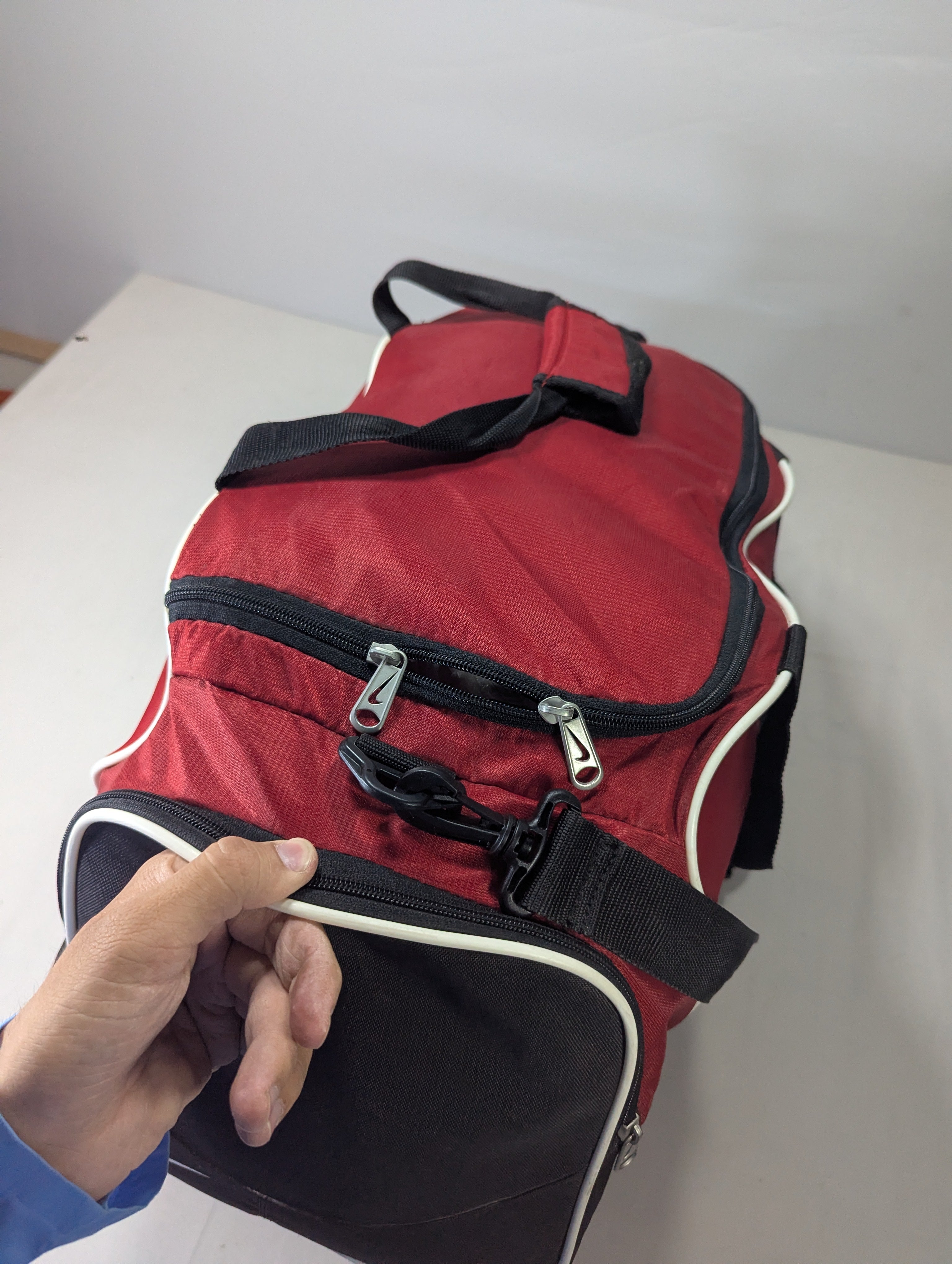 UA under armour gym bag with separate shoes portion, Travelling bag Ab3