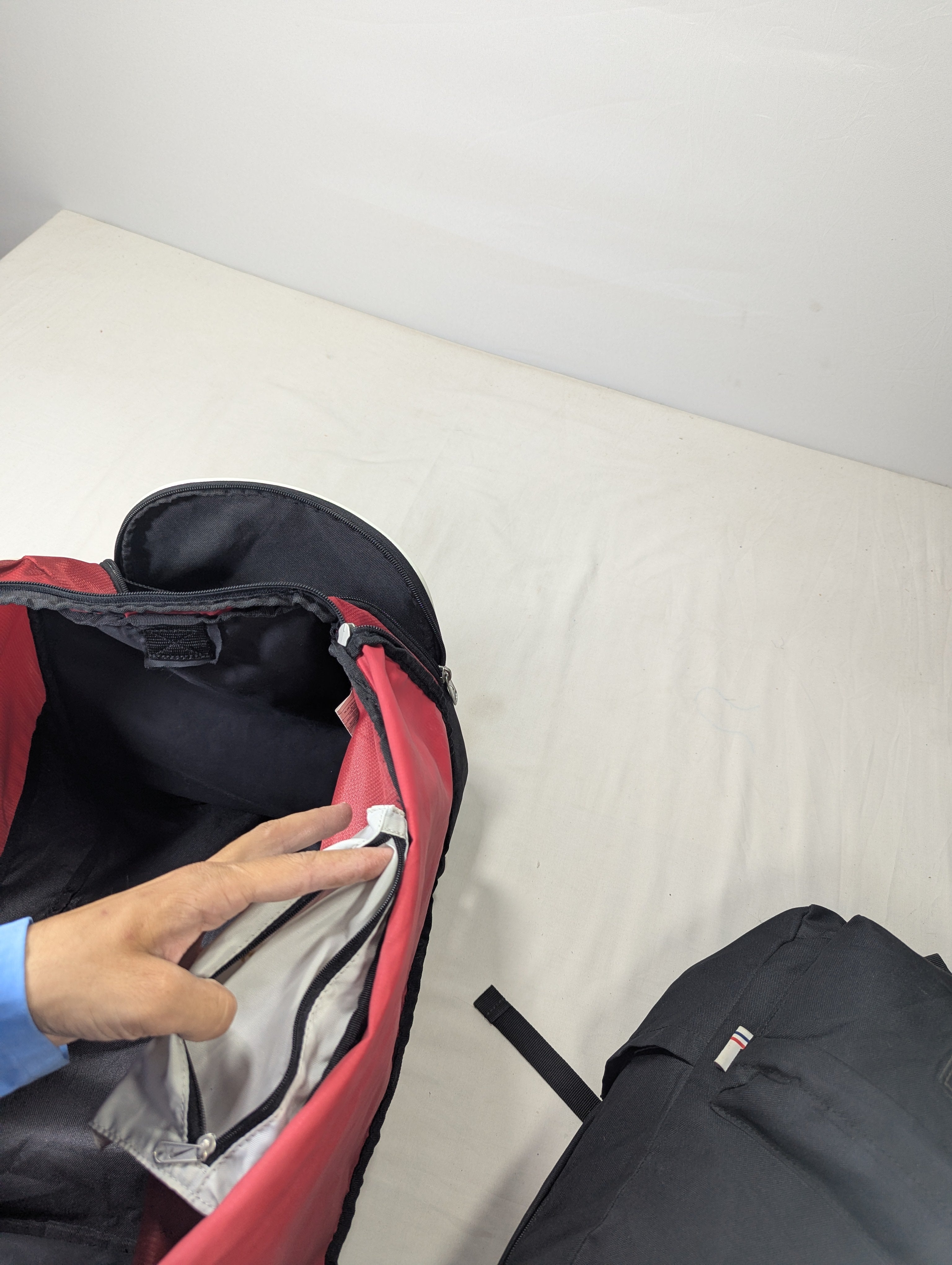 UA under armour gym bag with separate shoes portion, Travelling bag Ab3