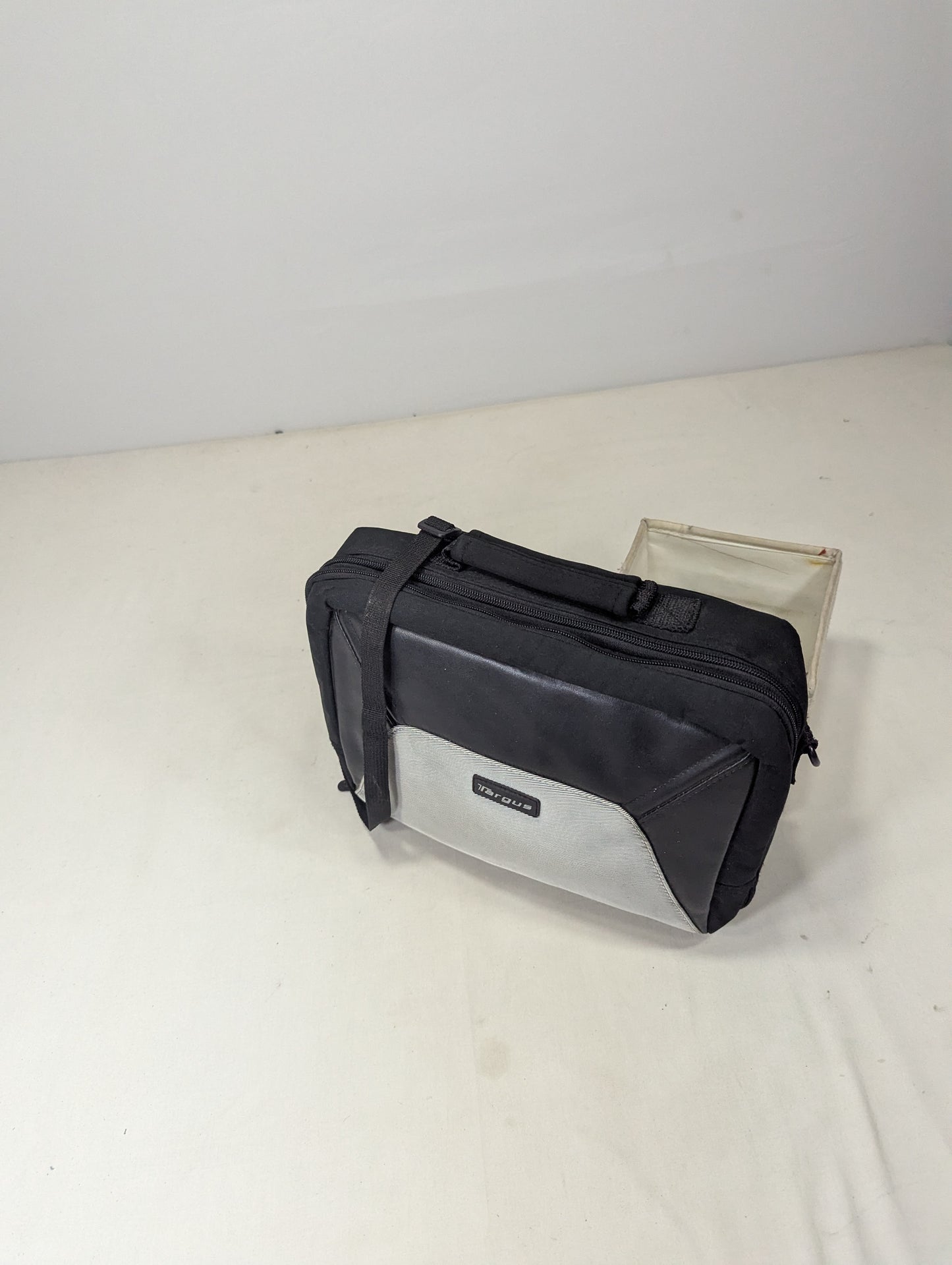 Targus sleeve, bag U2