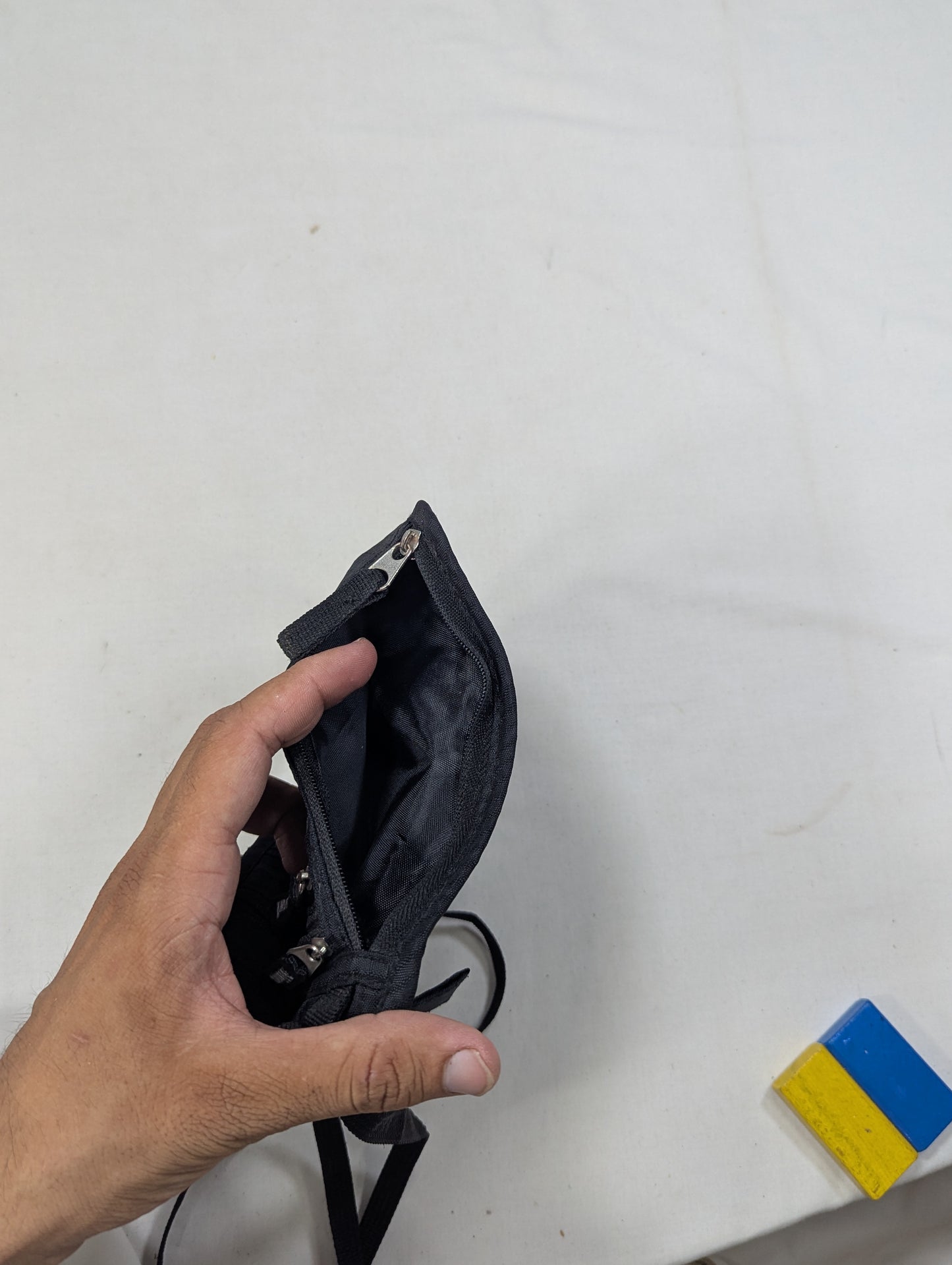 Neck pouch bag