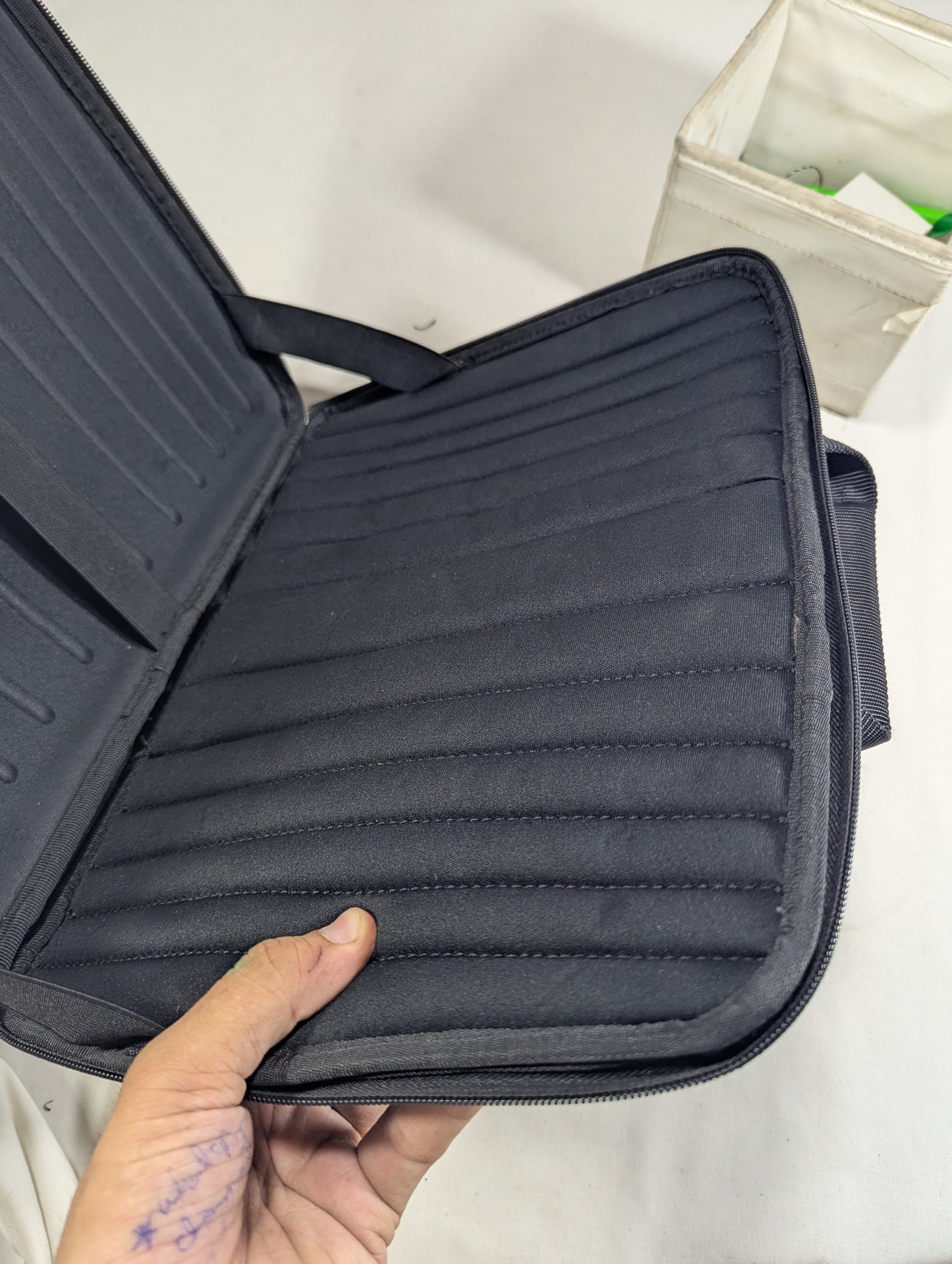 Case logic brand hard shell sleeve, bag U2