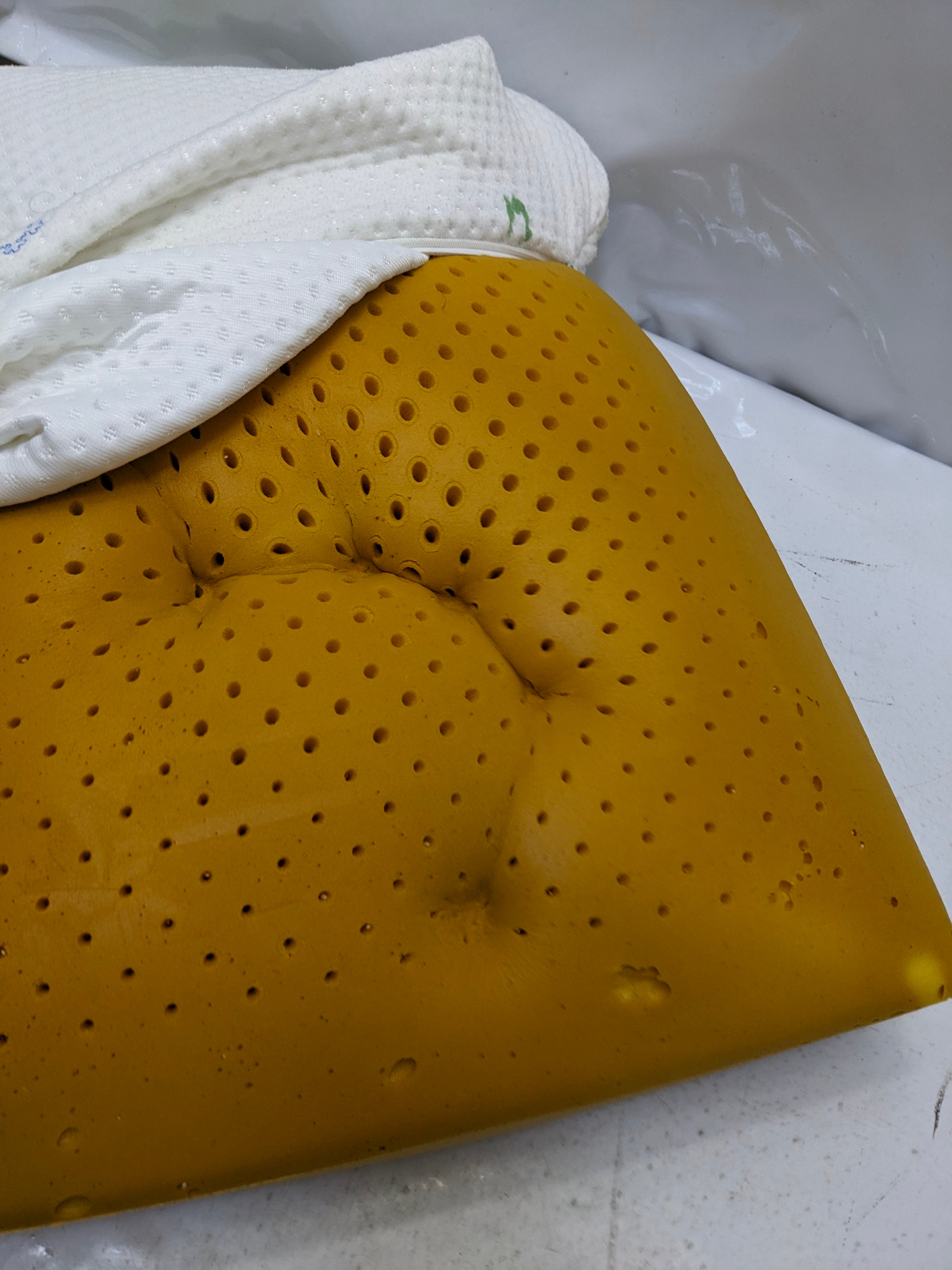 Thermoregulating Hole-Punch Memory Foam Bed Pillow p19