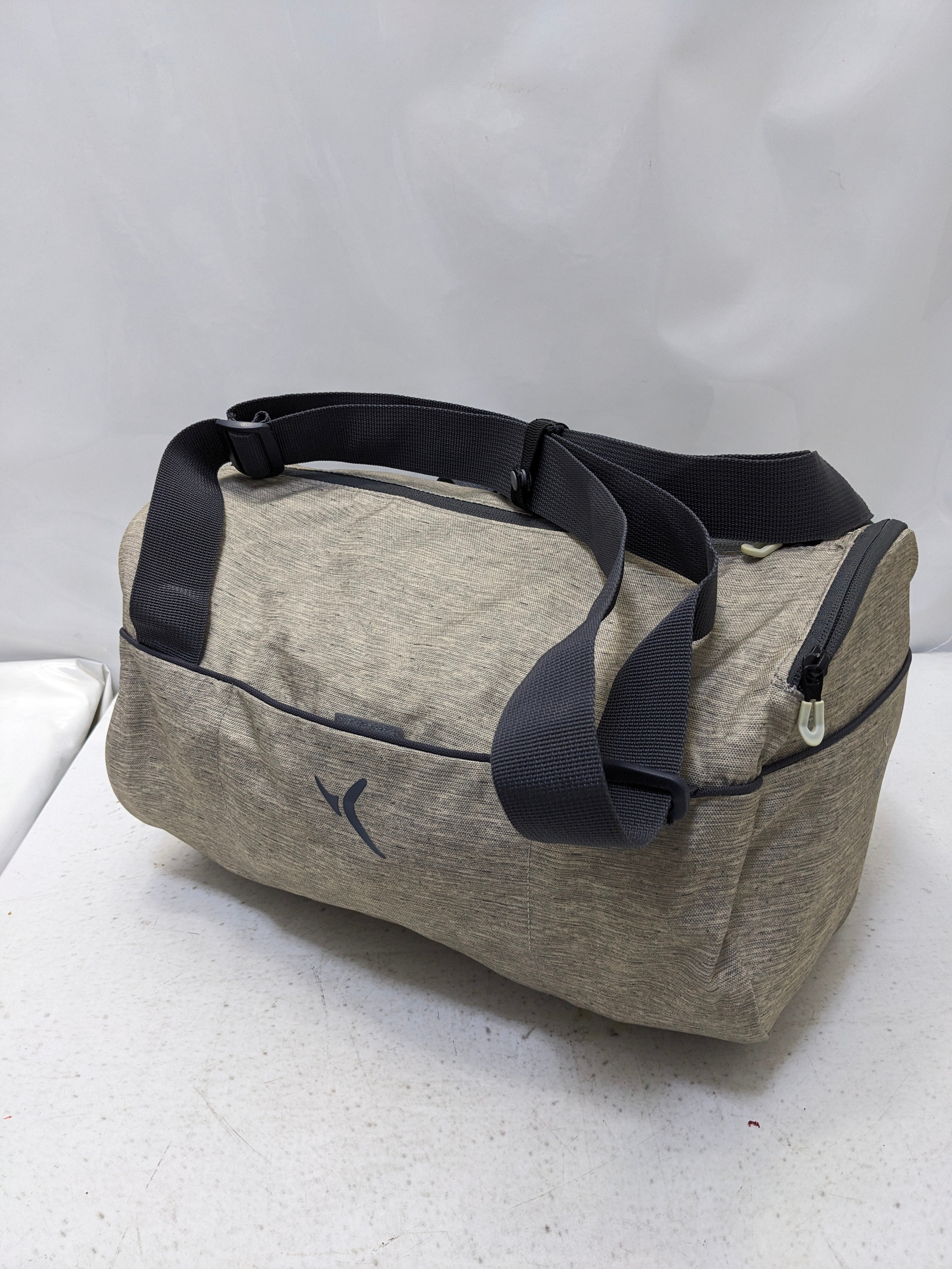 Two ways to use bag and shoulder backpack U2