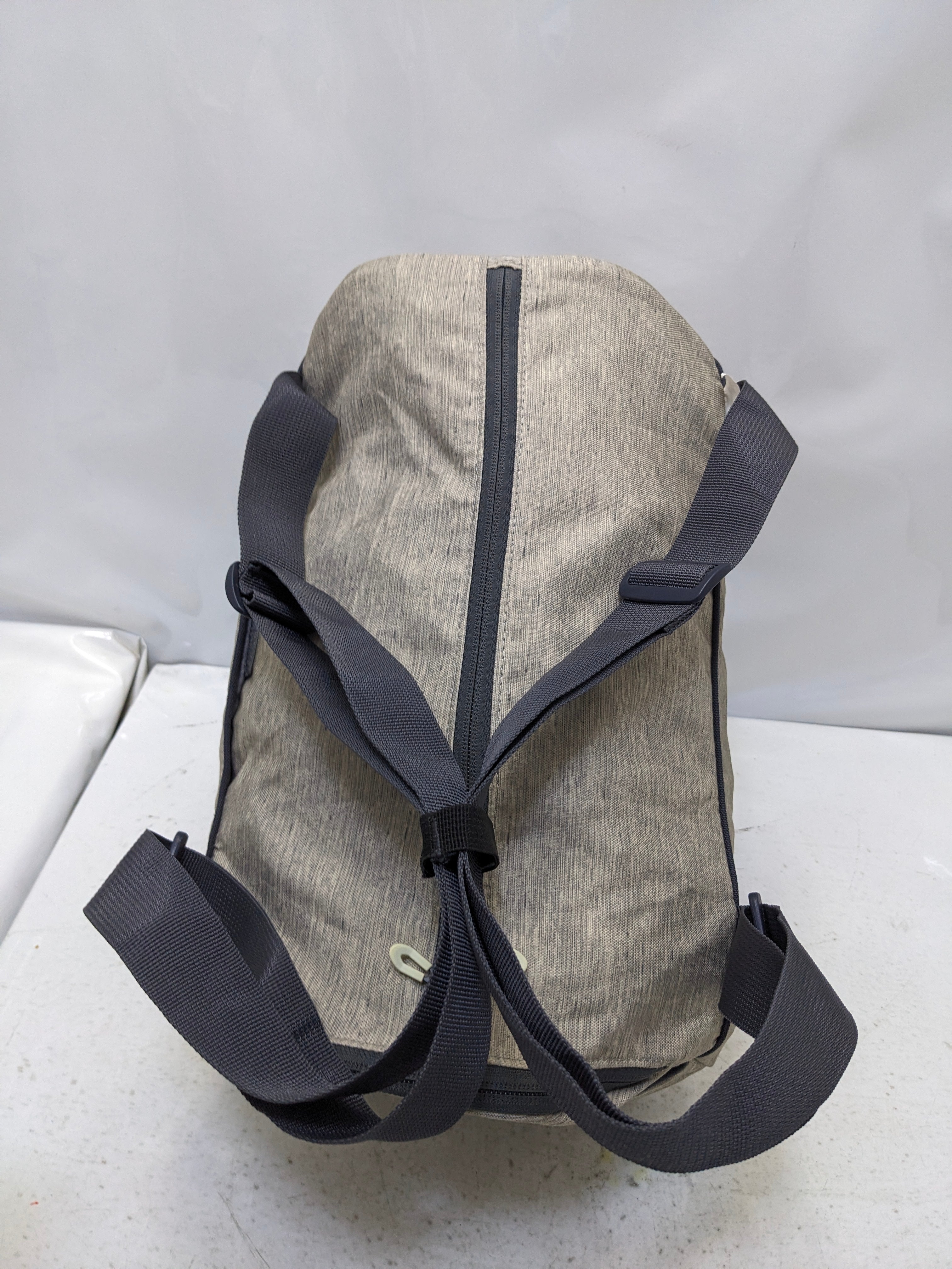 Two ways to use bag and shoulder backpack U2