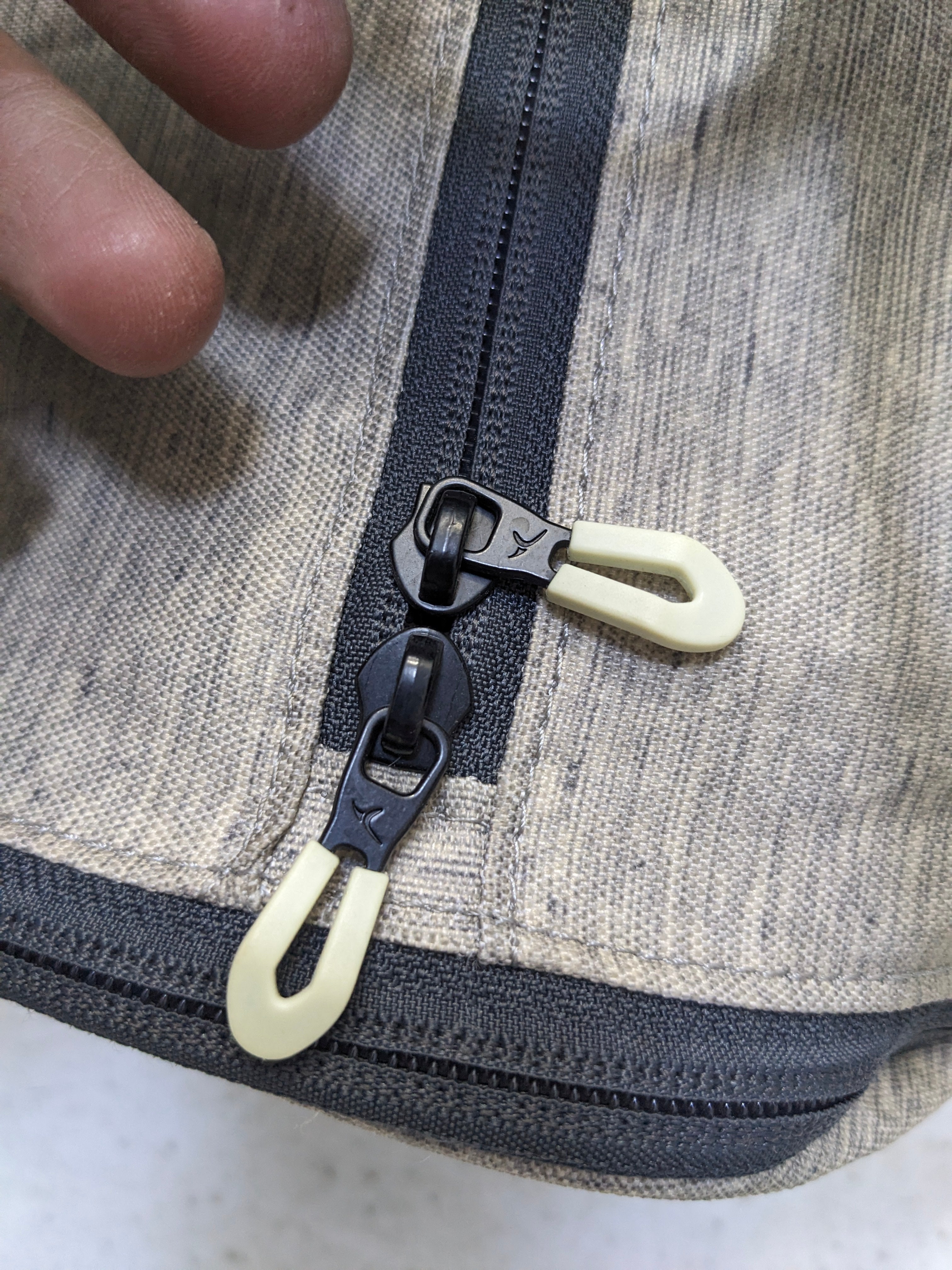 Two ways to use bag and shoulder backpack U2
