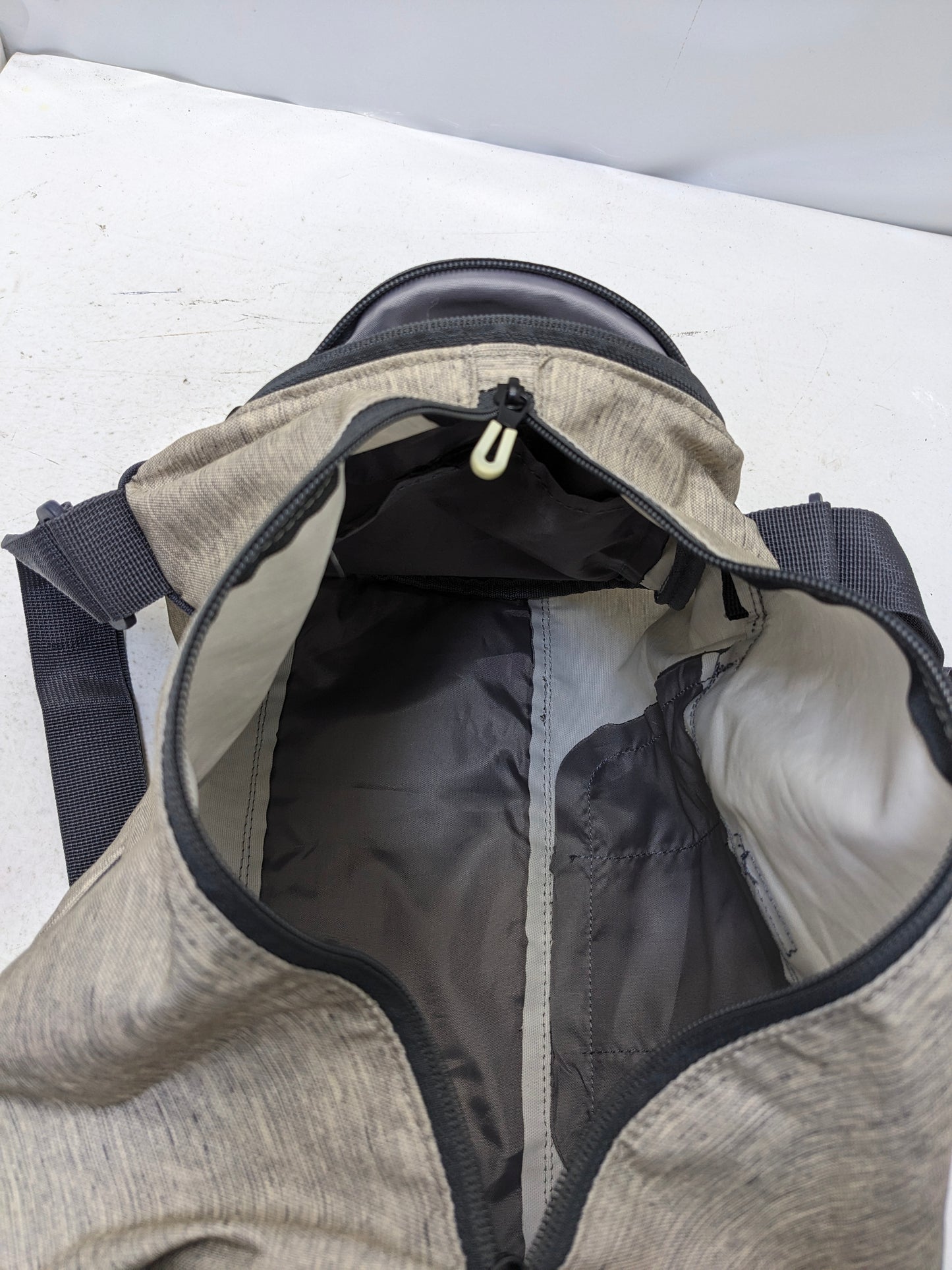 Two ways to use bag and shoulder backpack U2