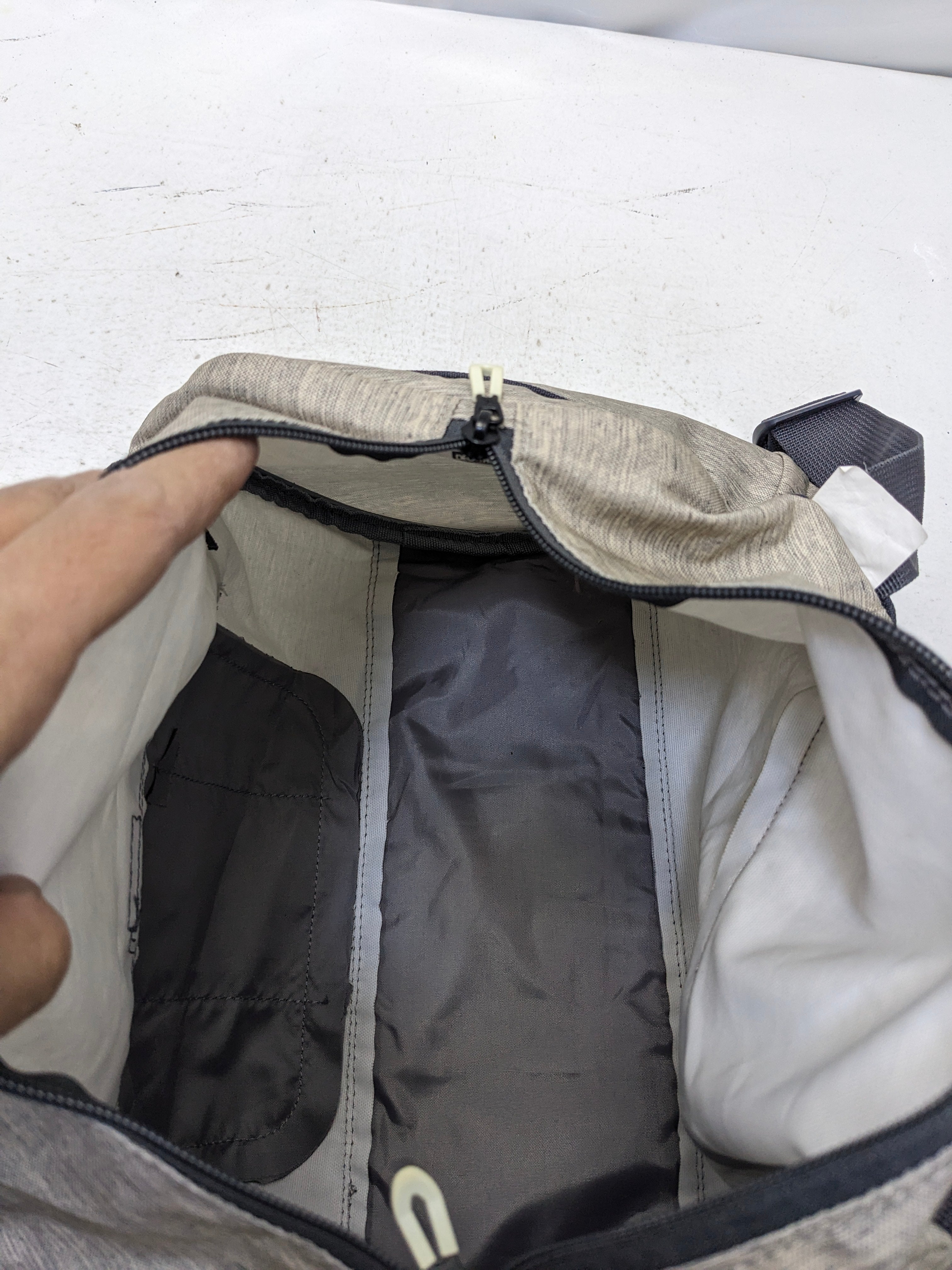 Two ways to use bag and shoulder backpack U2