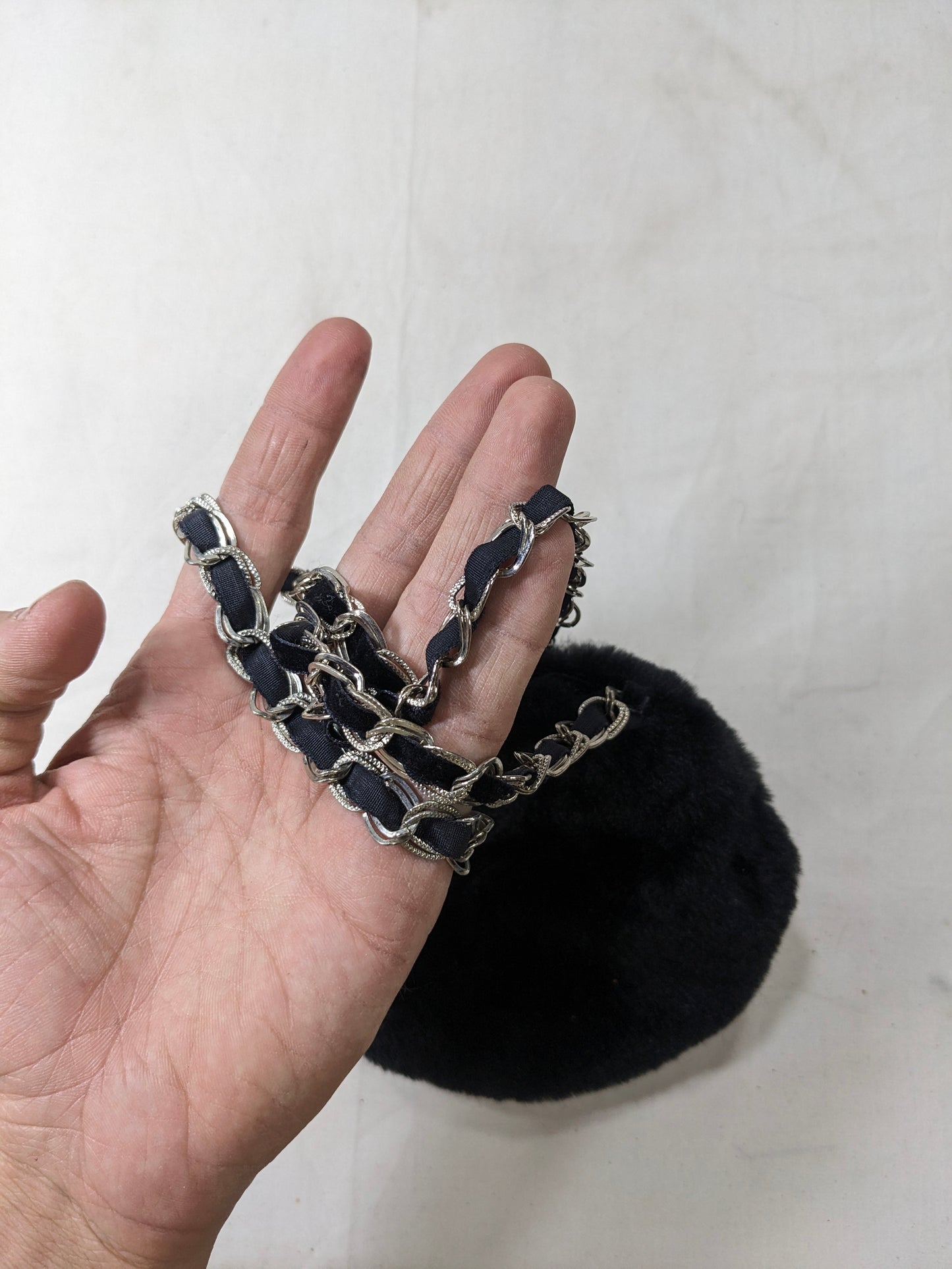 Faux fur made pouch U1