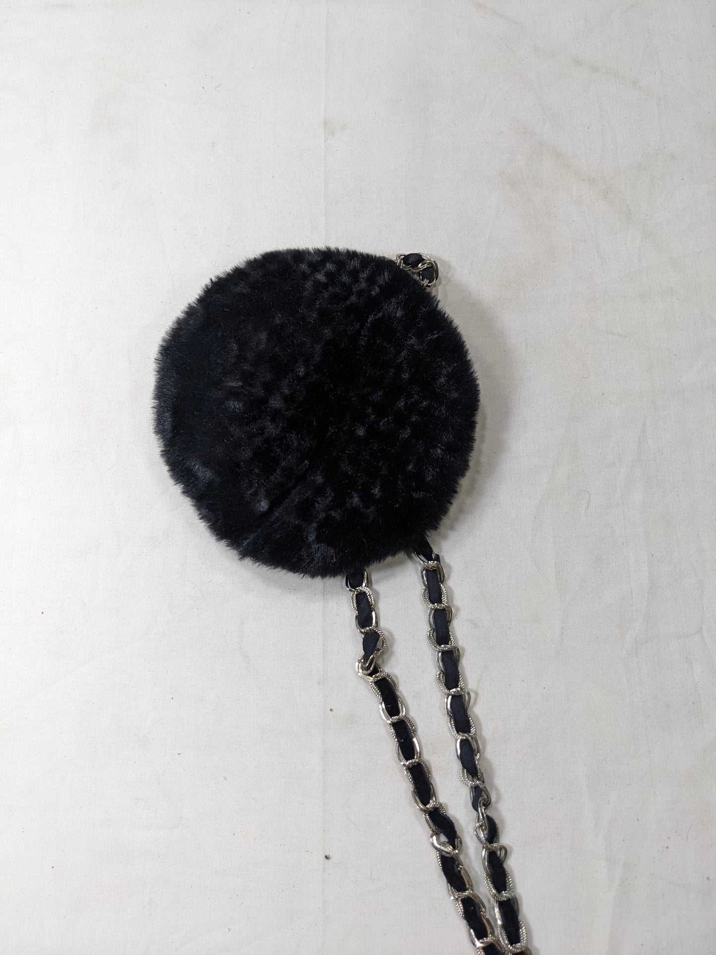 Faux fur made pouch U1