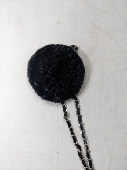 Faux fur made pouch U1