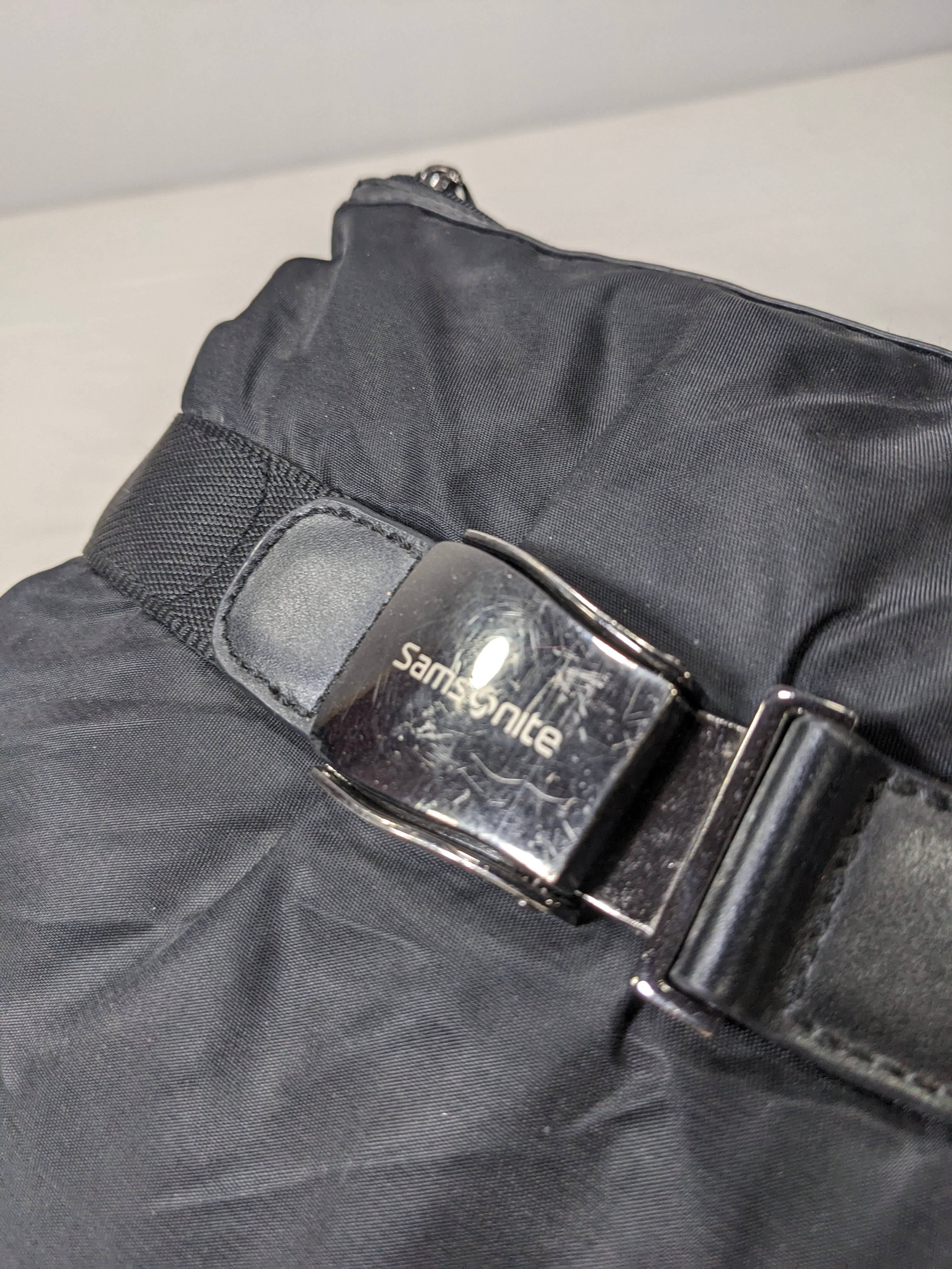 Samsonite cross body bag U15