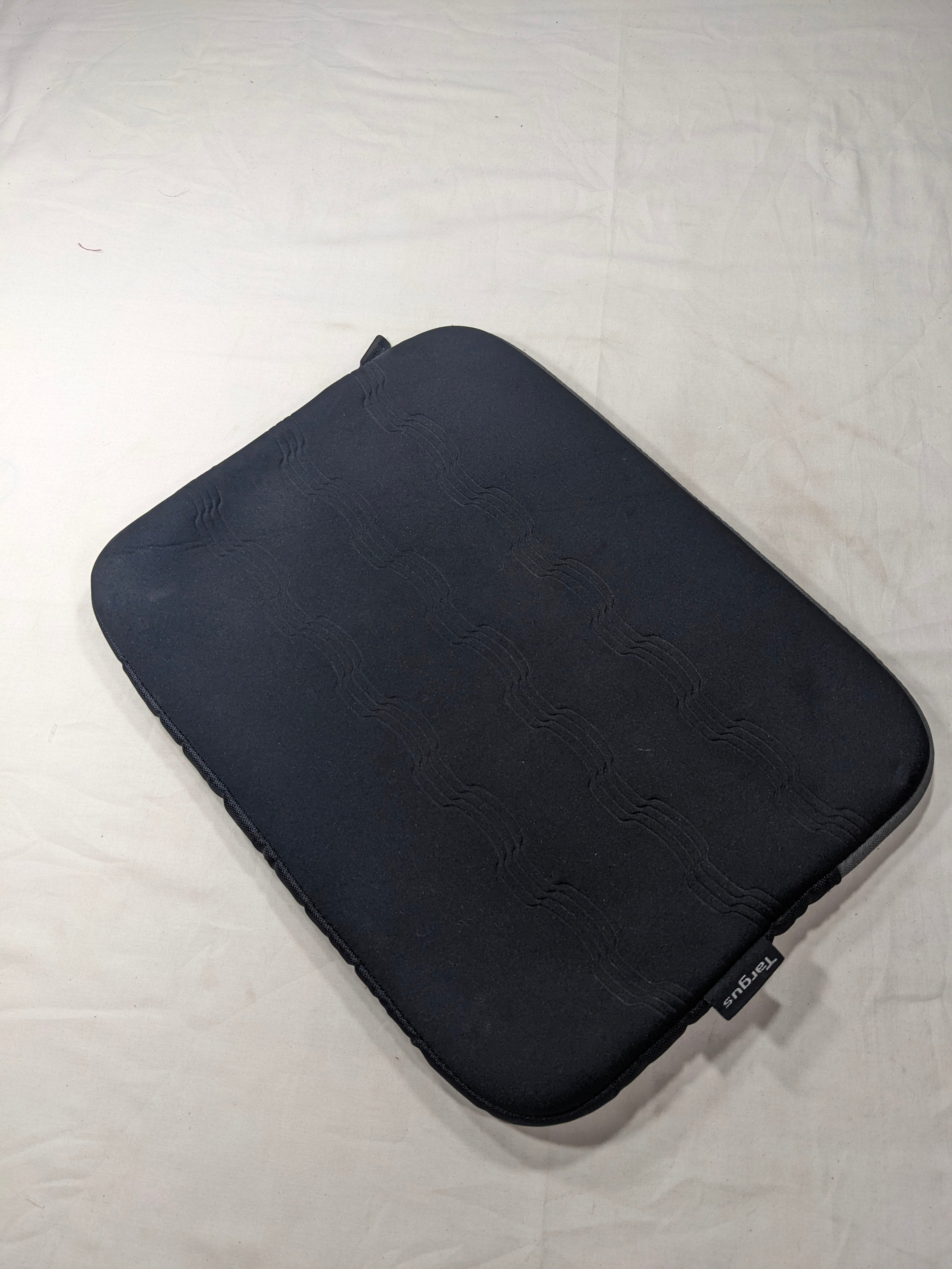 Preloved laptop/iPad/Mac book sleeve/bag U1