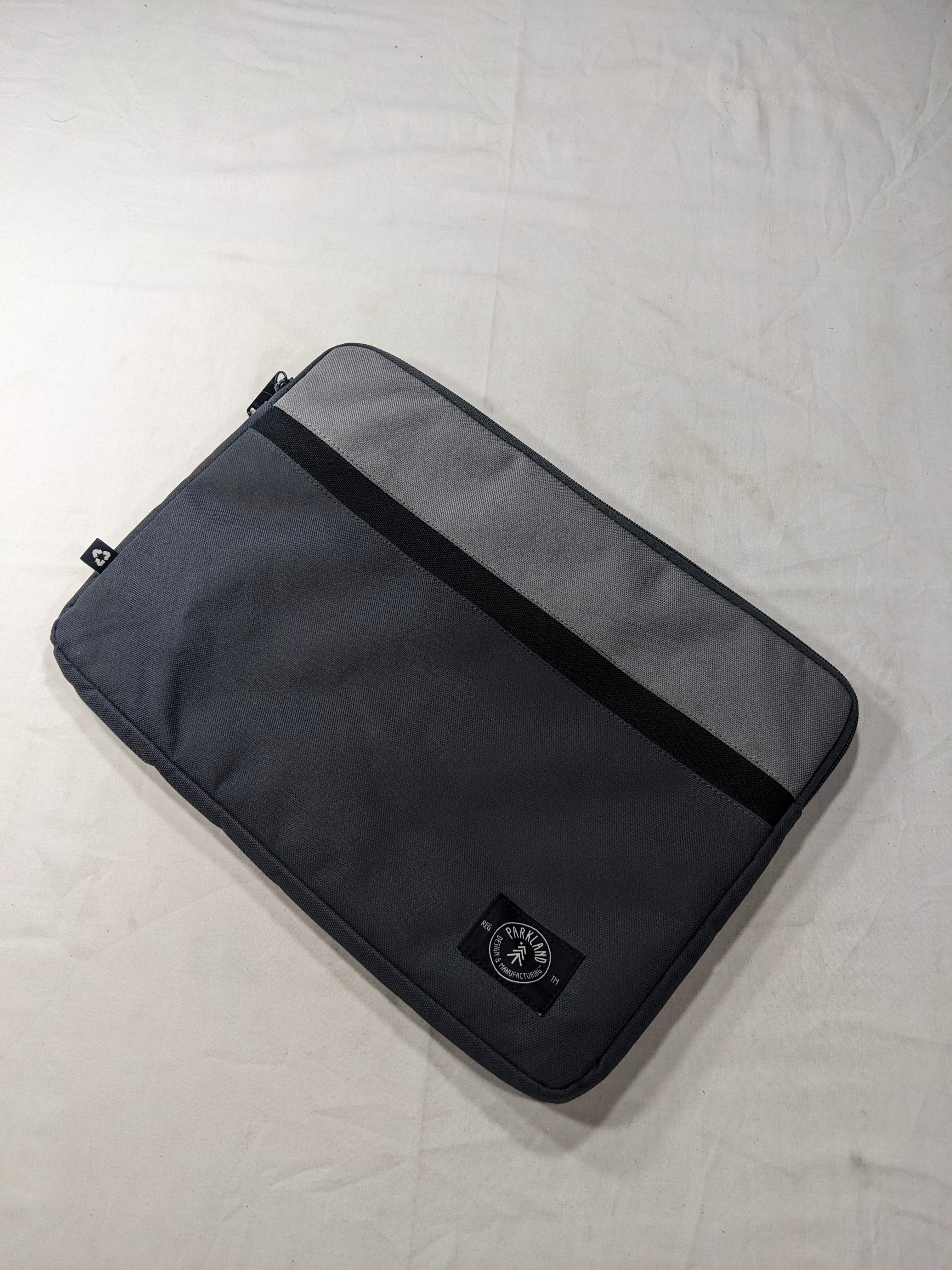 Parkland brand Preloved laptop/iPad/Mac book sleeve/bag U15