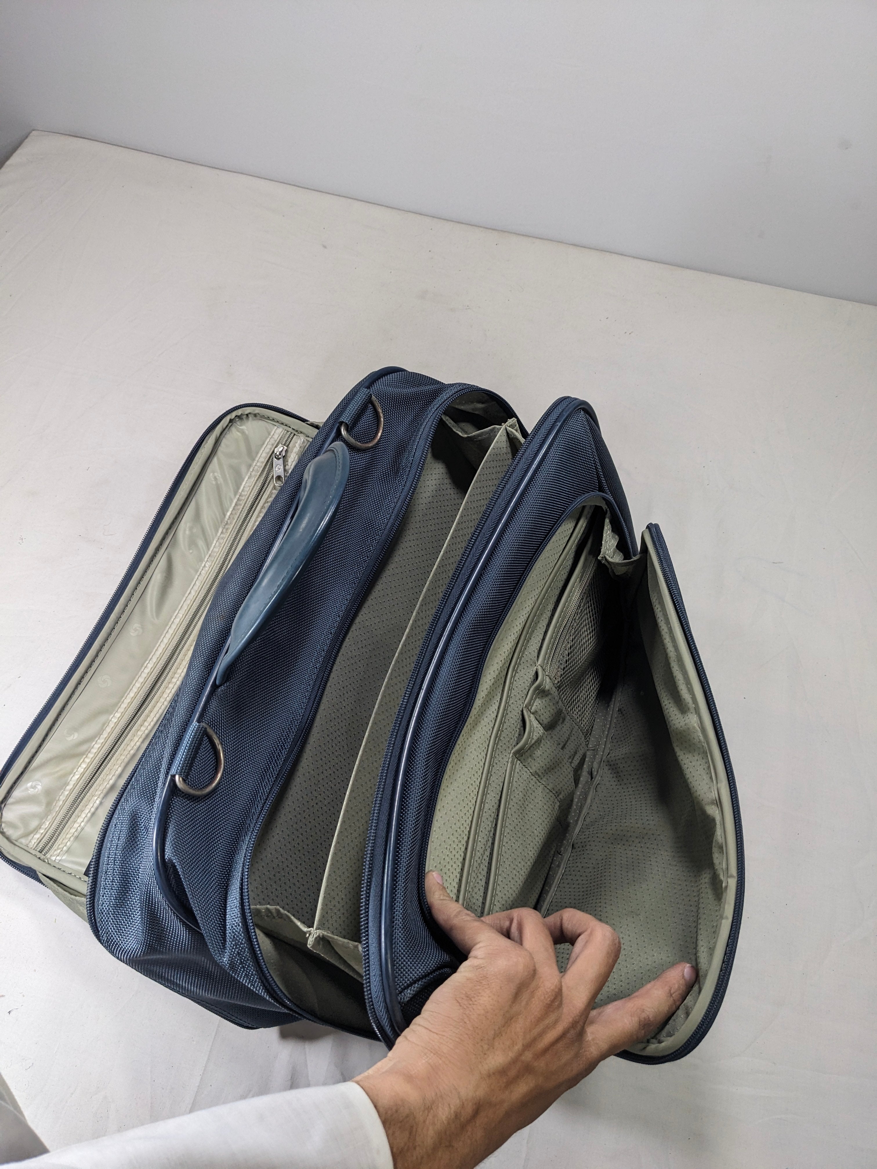 Samsonite 100 authentic bag