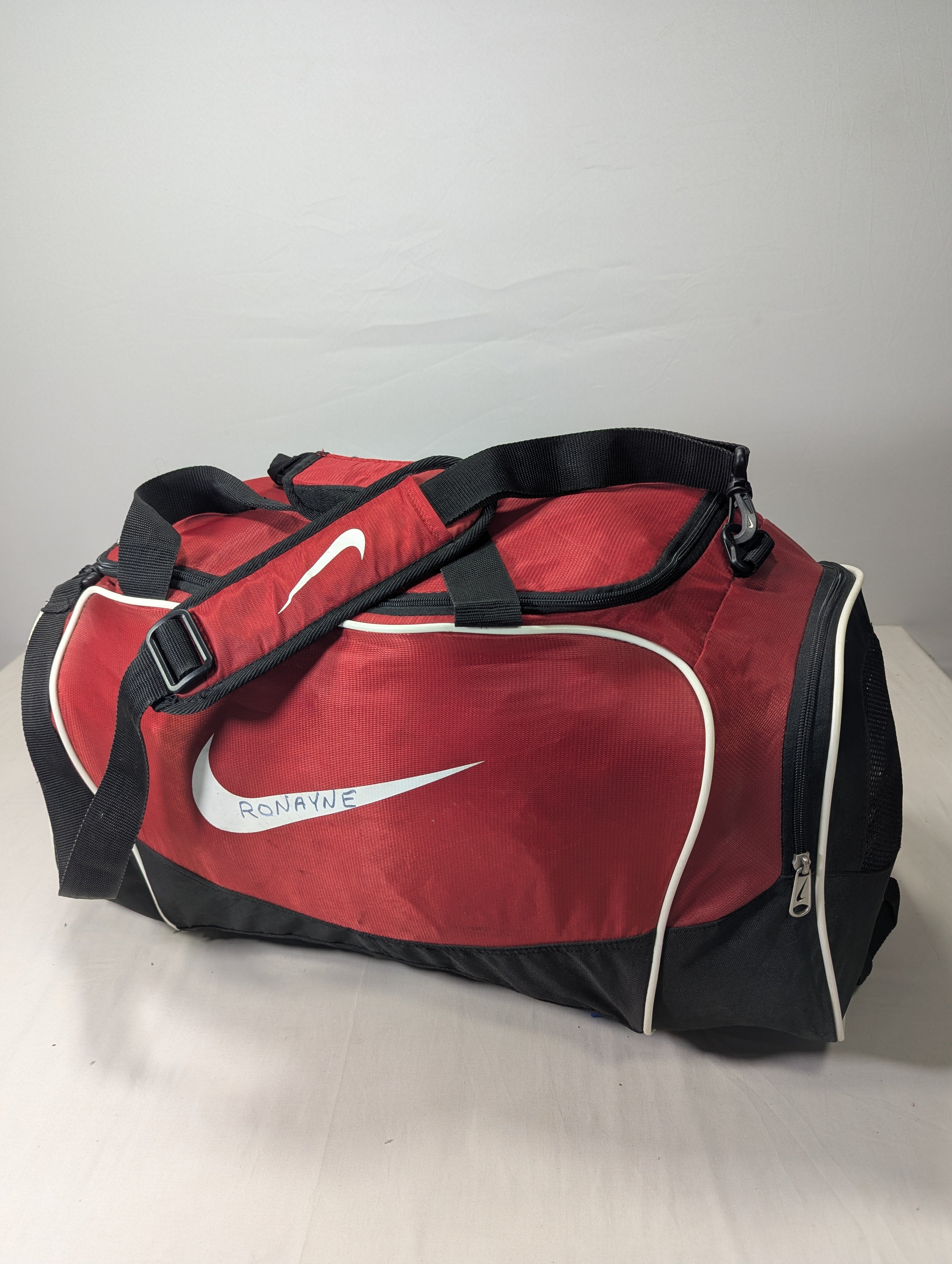UA under armour gym bag with separate shoes portion, Travelling bag Ab3
