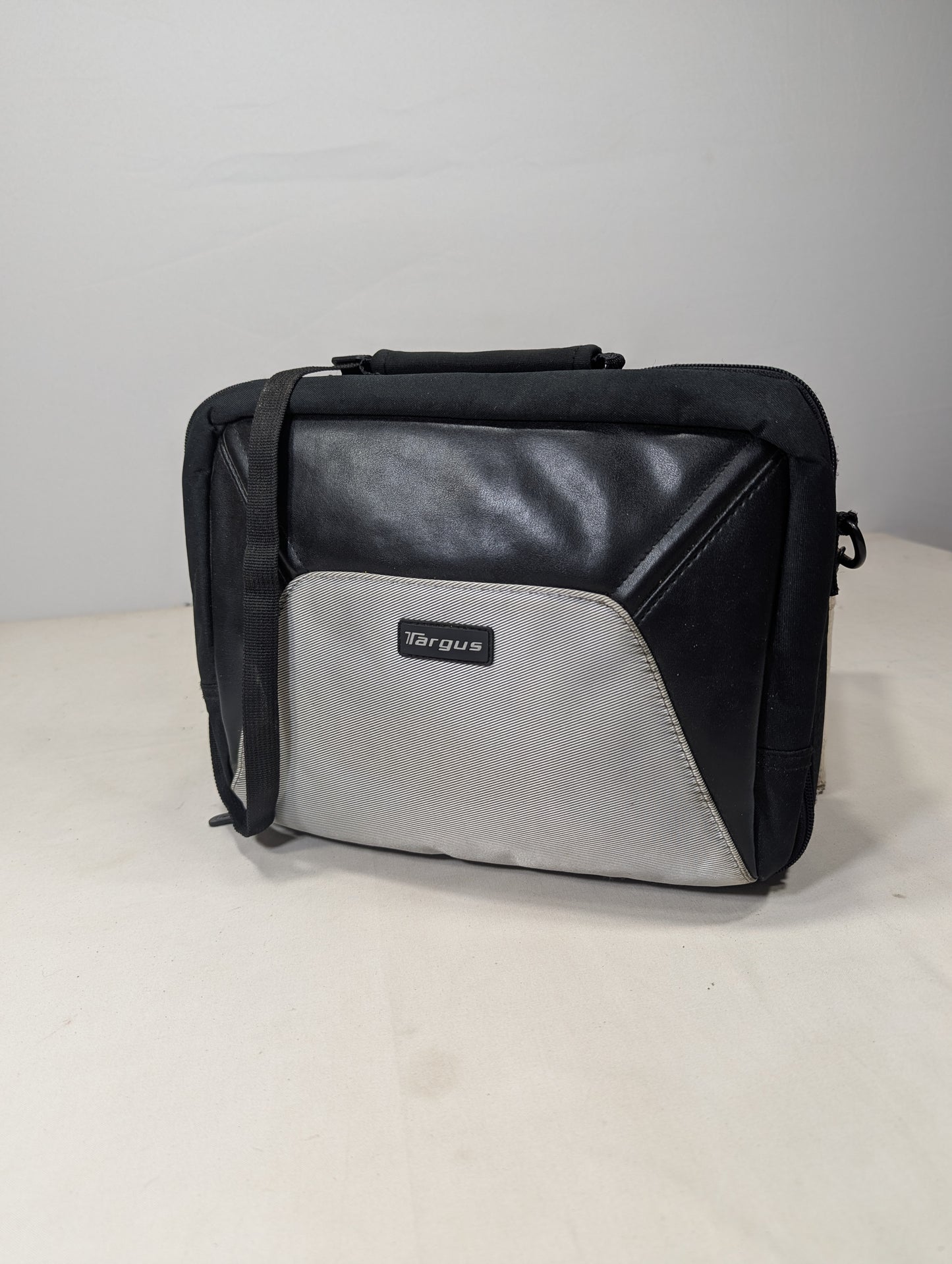 Targus sleeve, bag U2