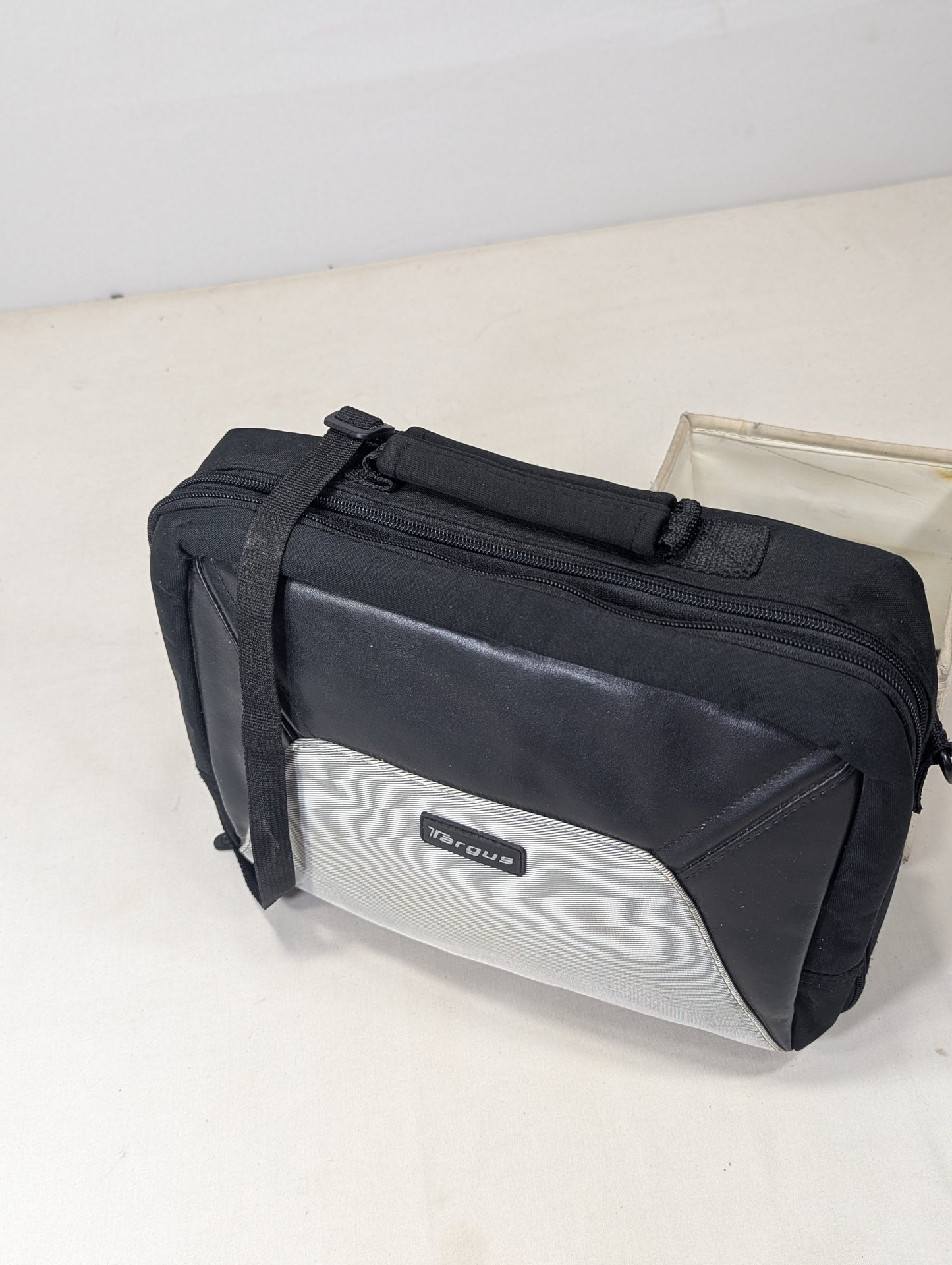 Targus sleeve, bag U2