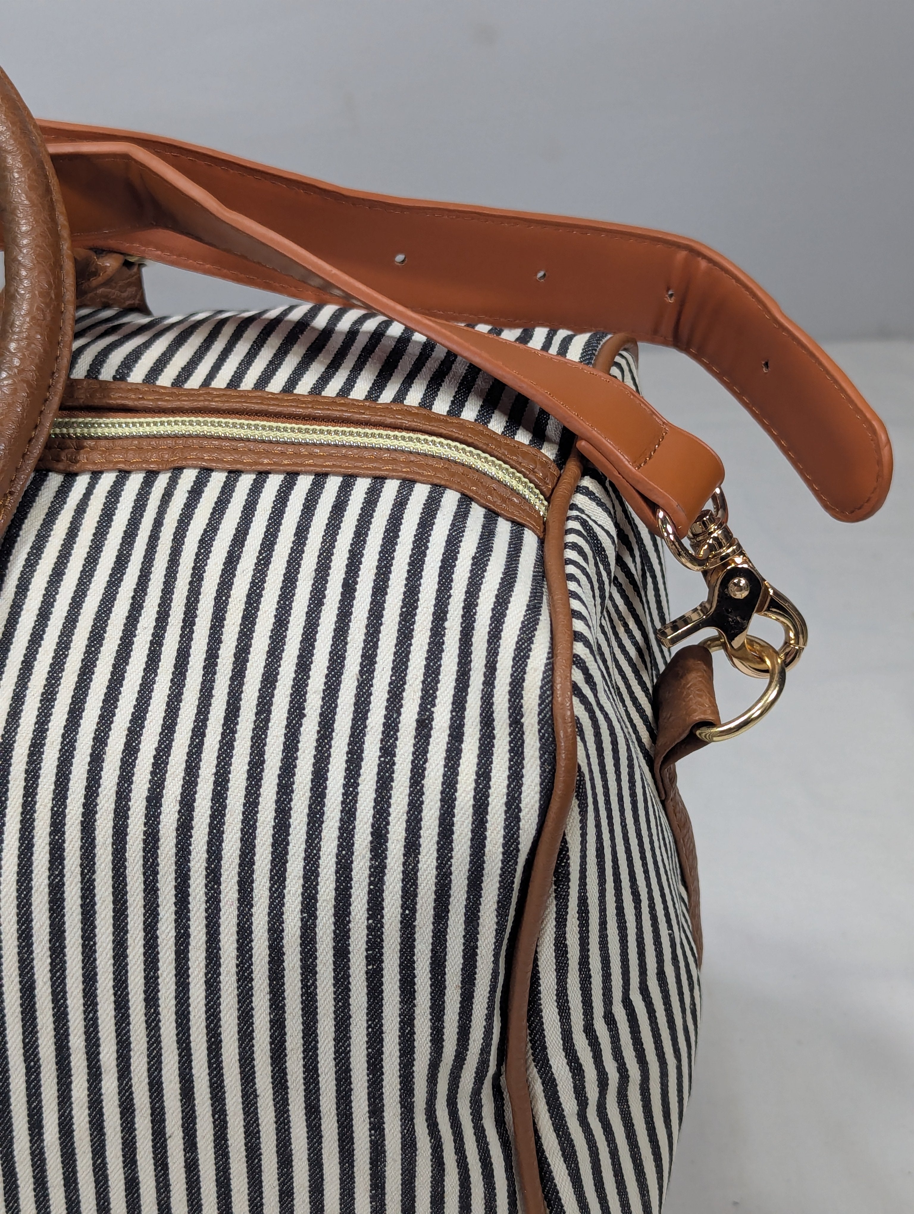 K-Fashion Inspired Duffle Bag – Casual & Stylish Ab3