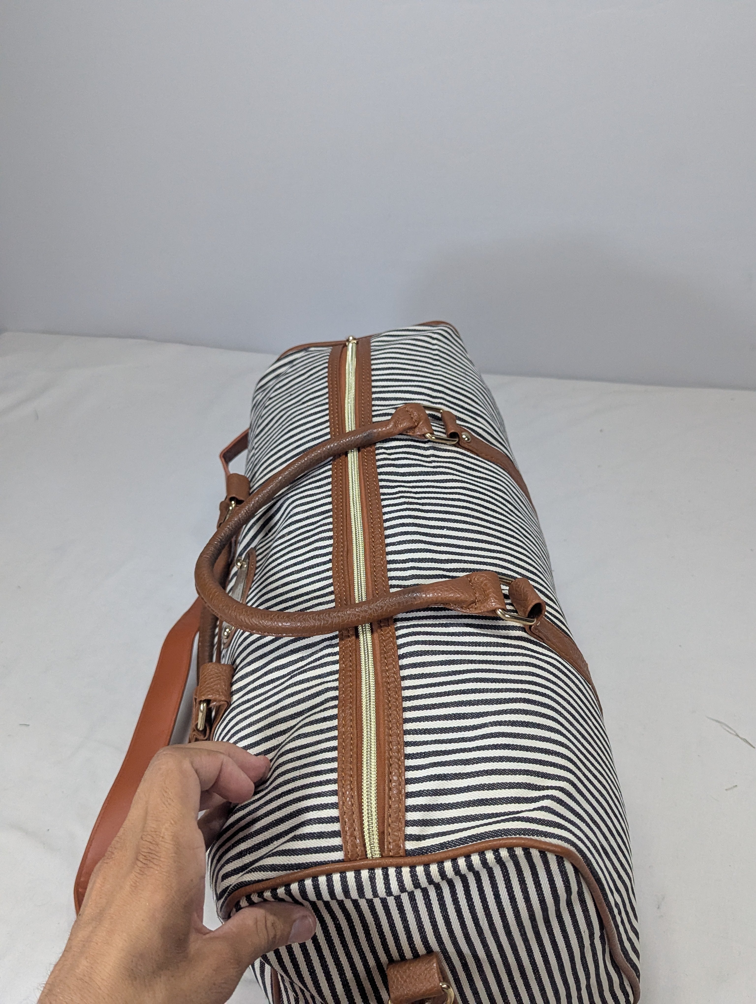 K-Fashion Inspired Duffle Bag – Casual & Stylish Ab3