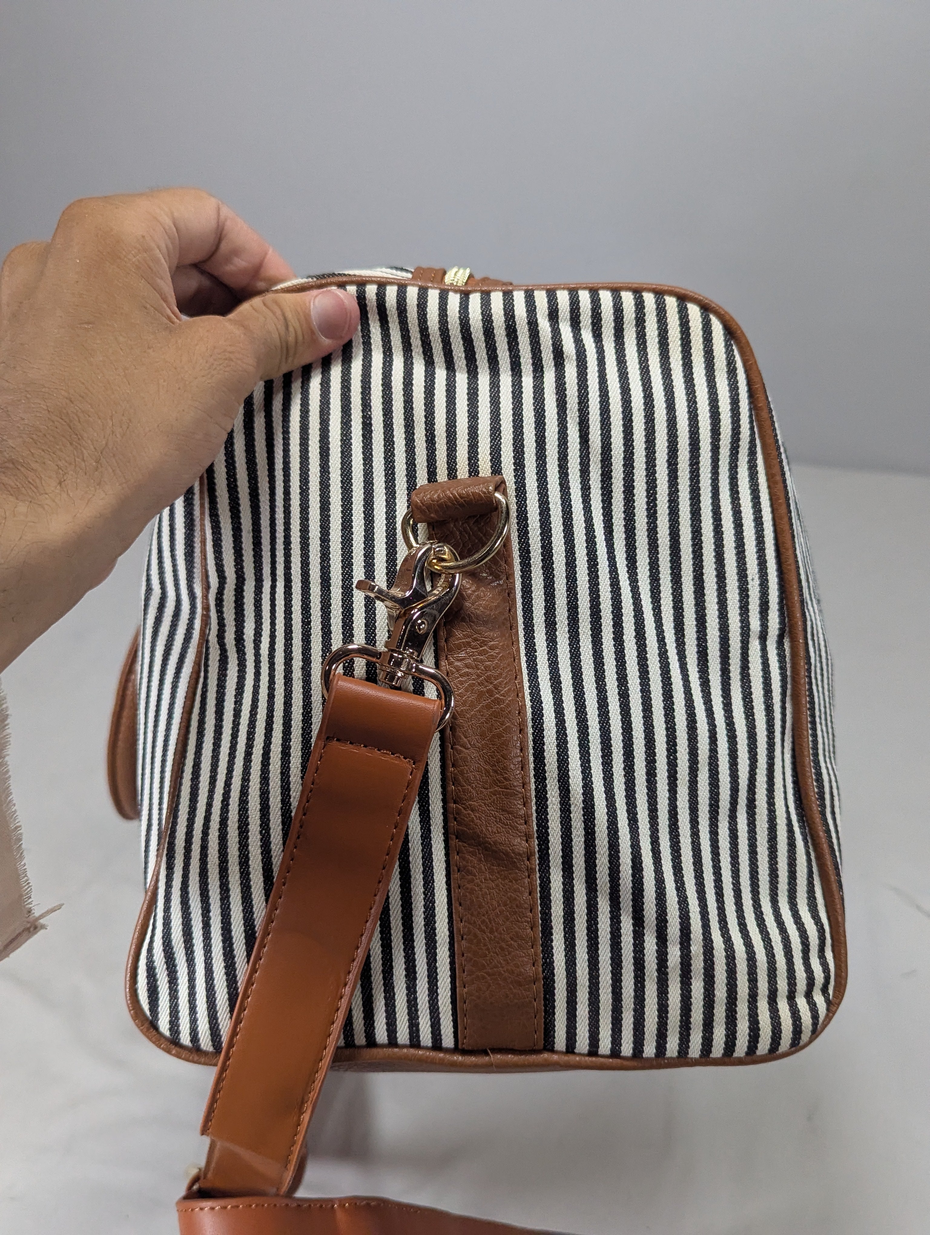 K-Fashion Inspired Duffle Bag – Casual & Stylish Ab3