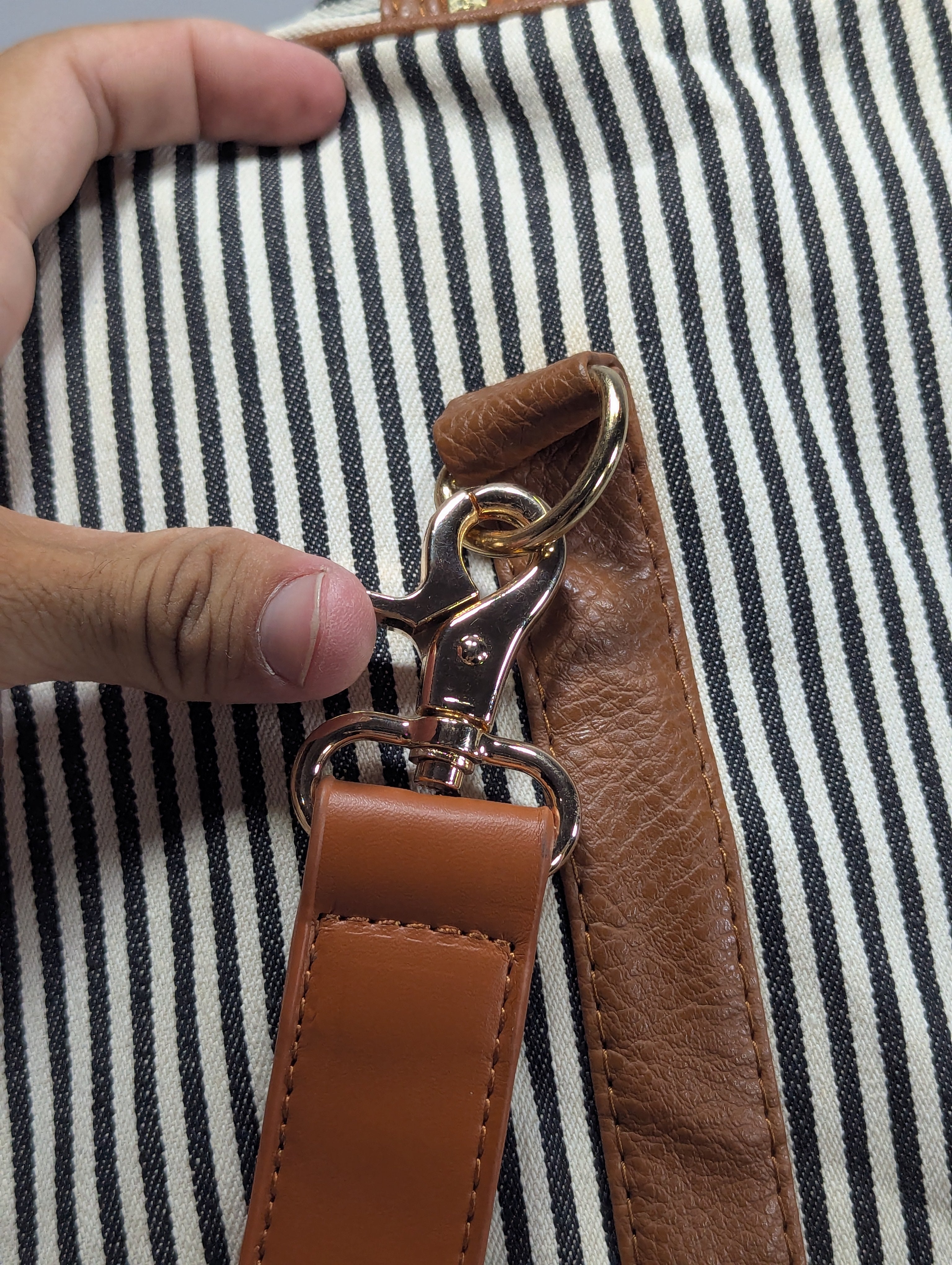 K-Fashion Inspired Duffle Bag – Casual & Stylish Ab3