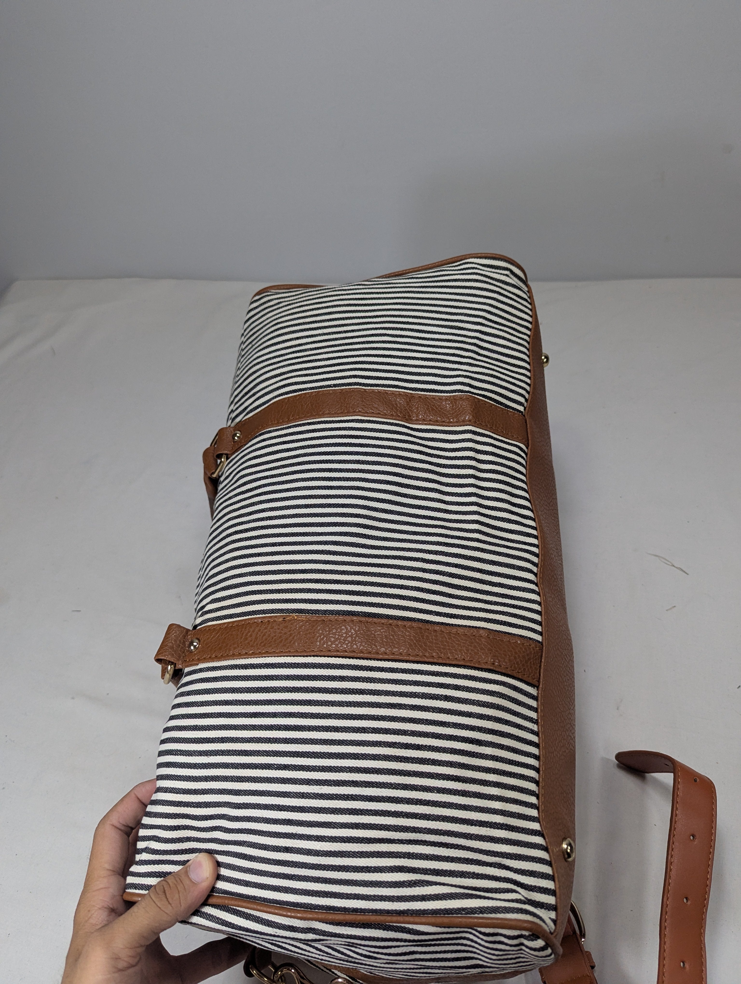 K-Fashion Inspired Duffle Bag – Casual & Stylish Ab3