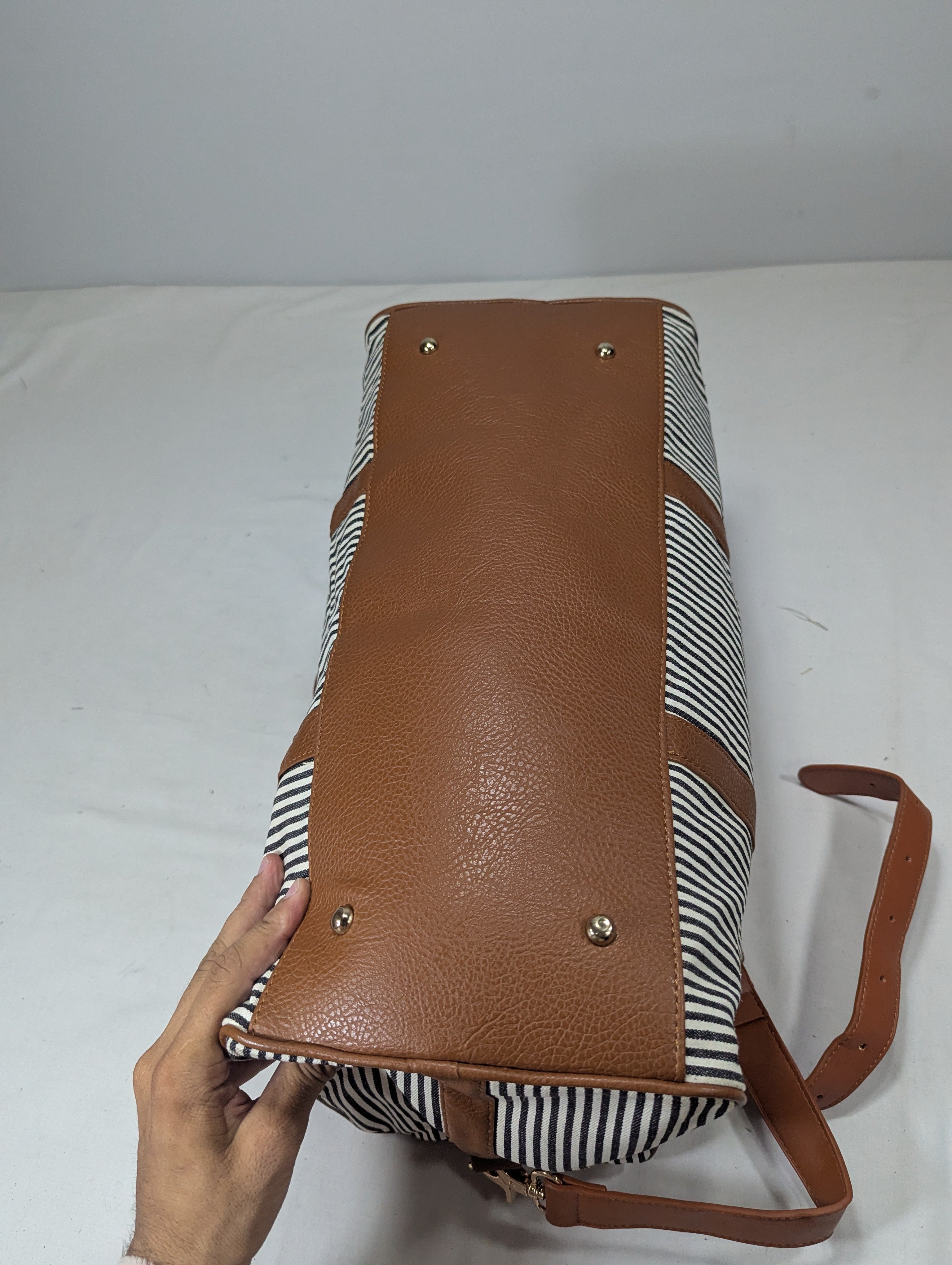 K-Fashion Inspired Duffle Bag – Casual & Stylish Ab3