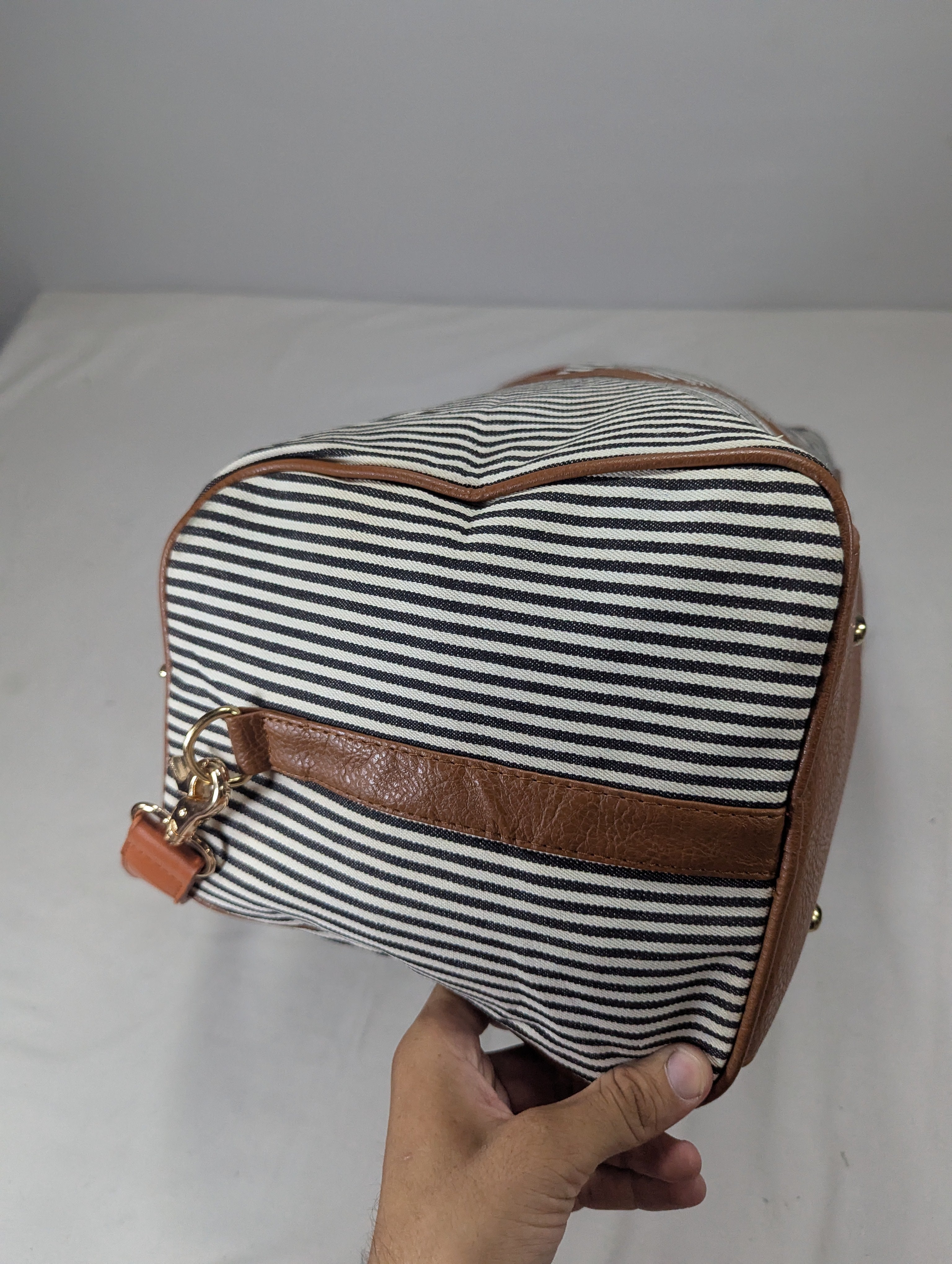 K-Fashion Inspired Duffle Bag – Casual & Stylish Ab3
