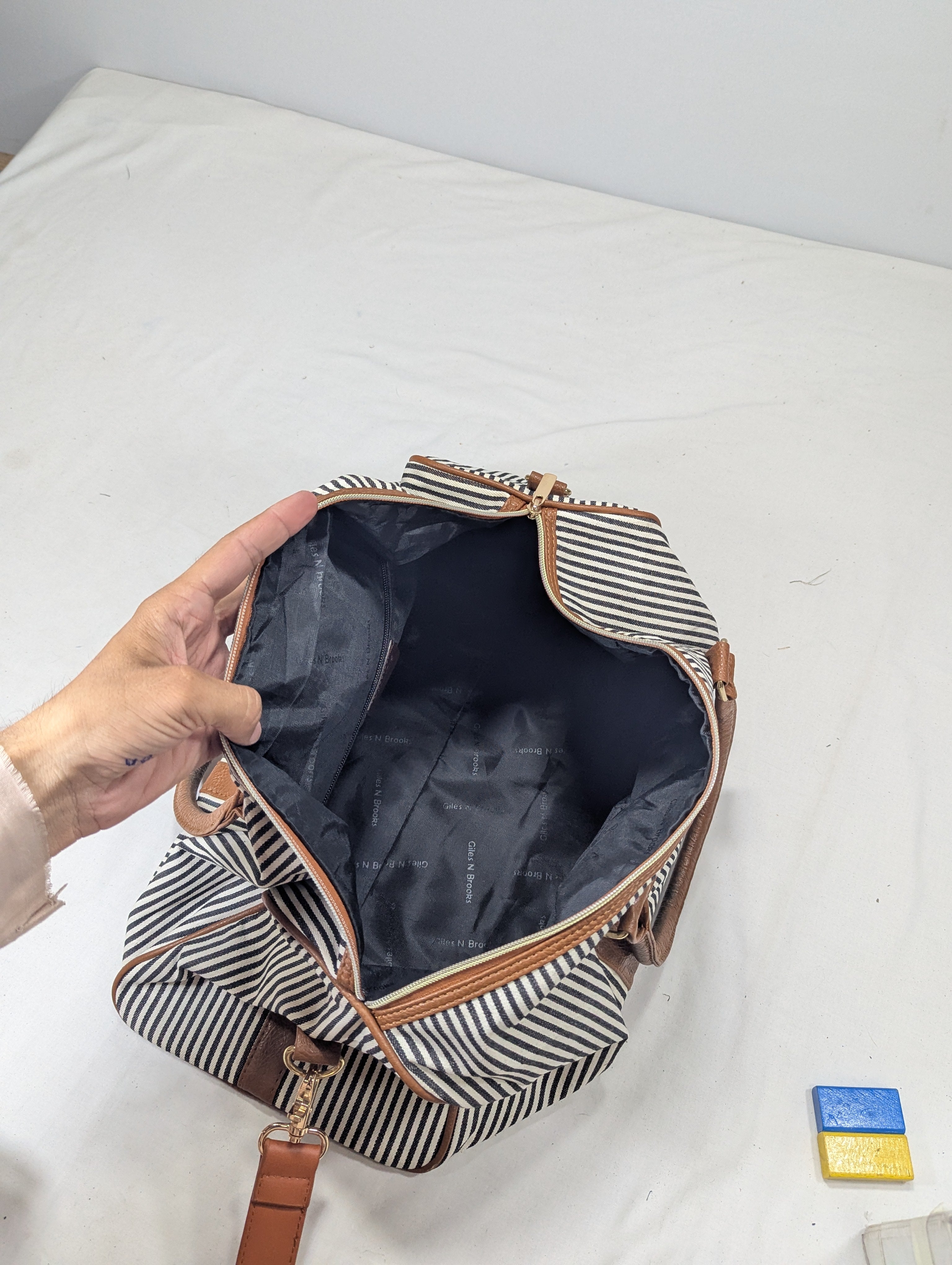 K-Fashion Inspired Duffle Bag – Casual & Stylish Ab3