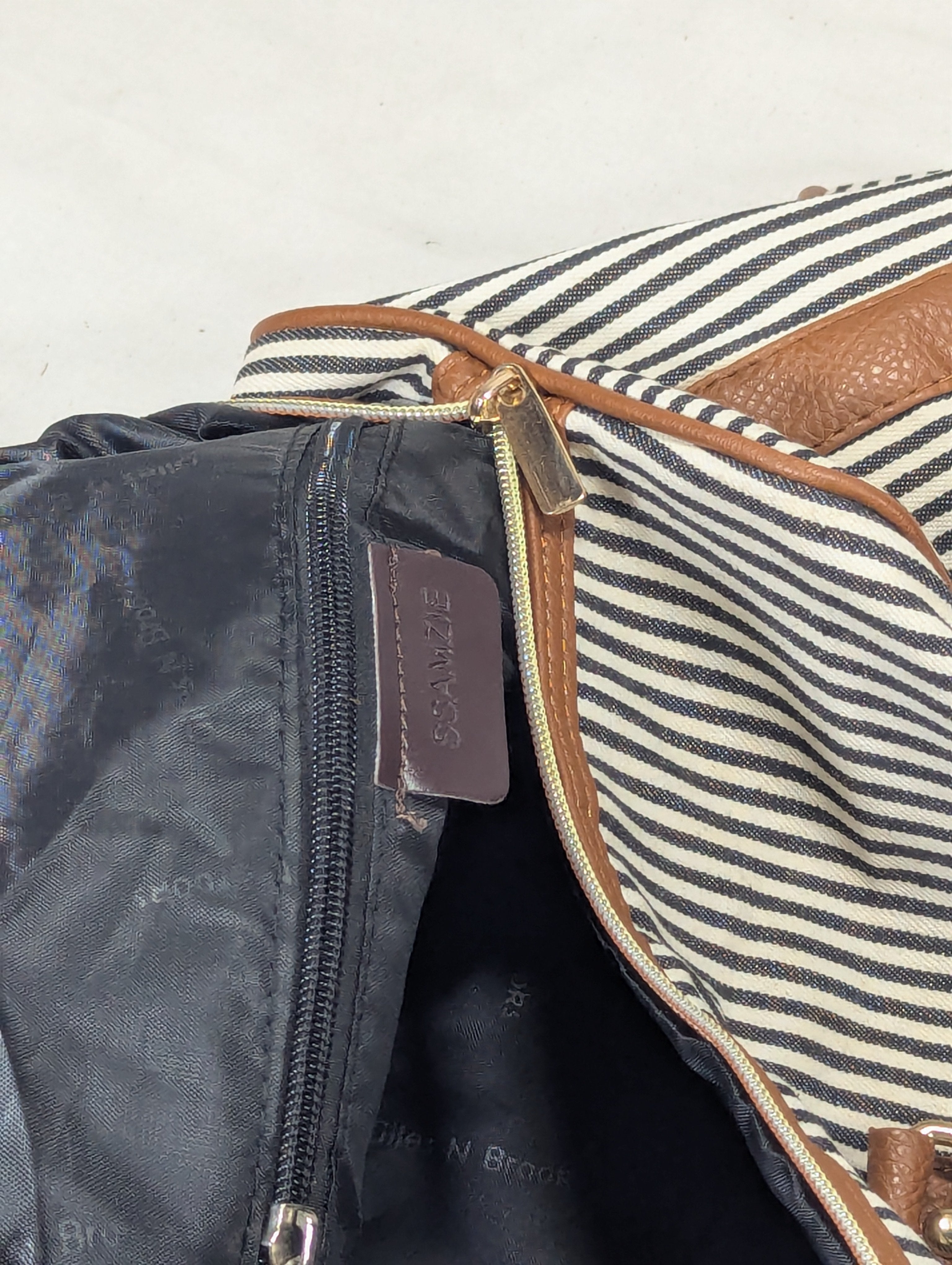 K-Fashion Inspired Duffle Bag – Casual & Stylish Ab3