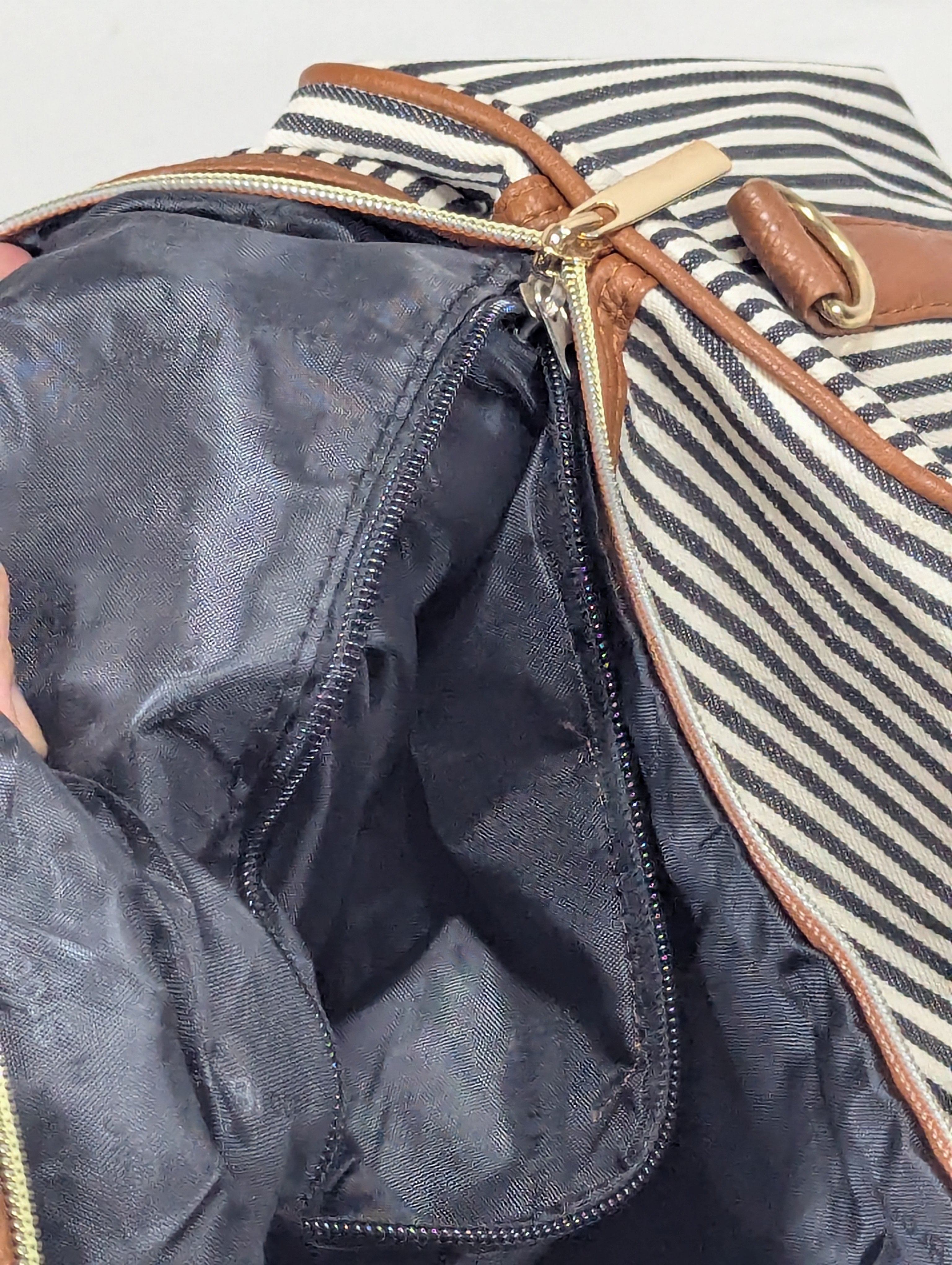 K-Fashion Inspired Duffle Bag – Casual & Stylish Ab3