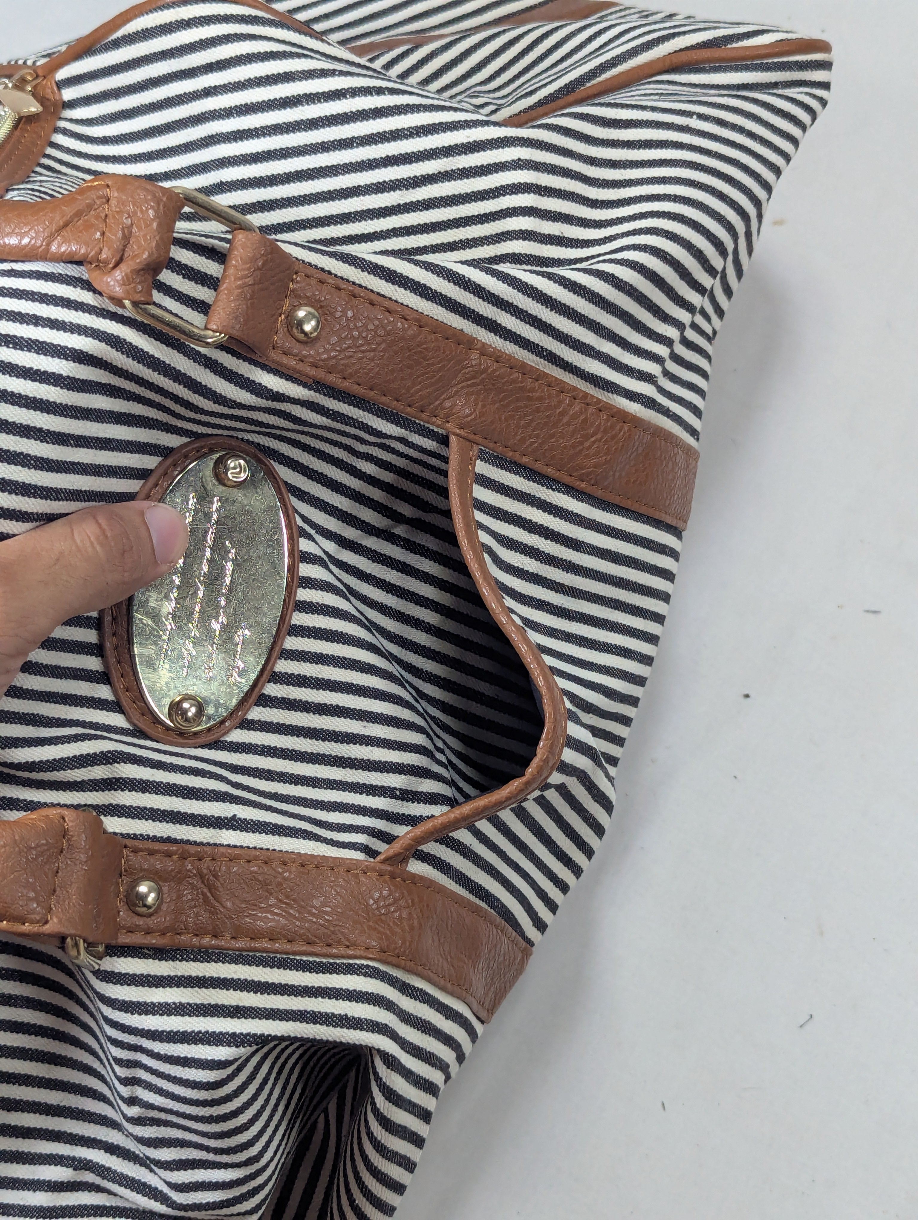 K-Fashion Inspired Duffle Bag – Casual & Stylish Ab3