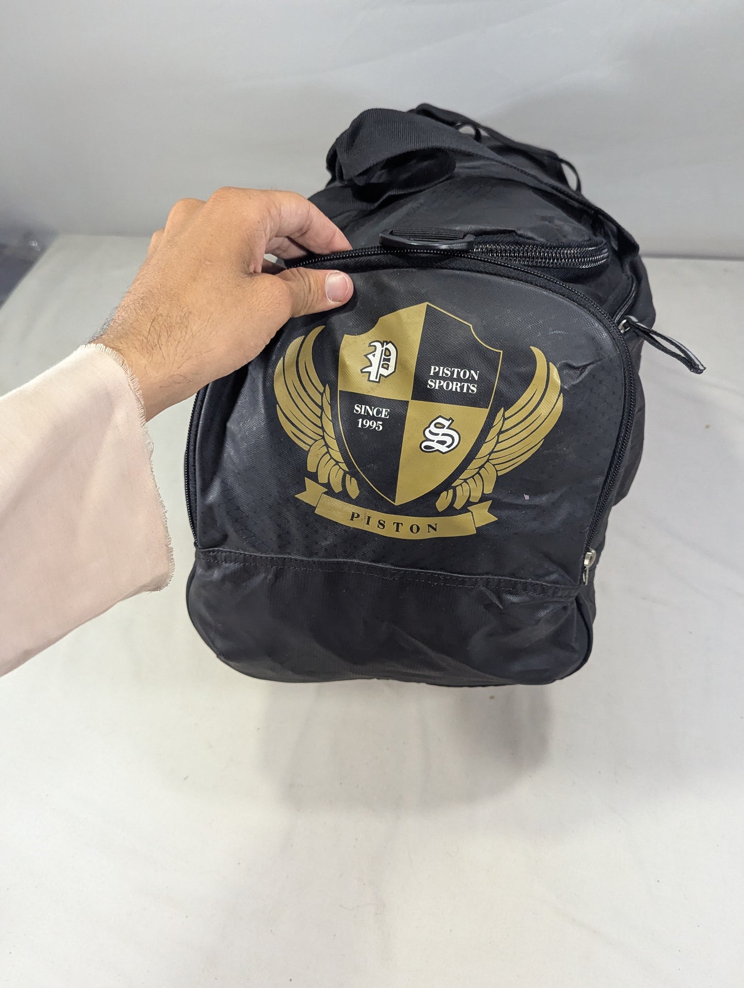 Slim attractive gym bag with separate shoes portion