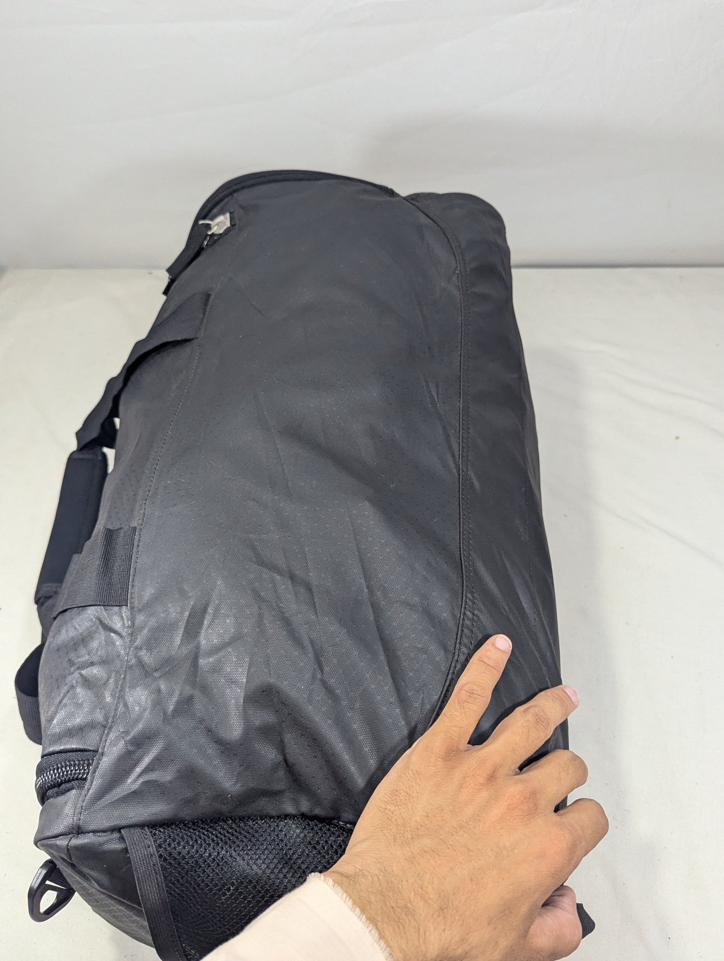 Slim attractive gym bag with separate shoes portion