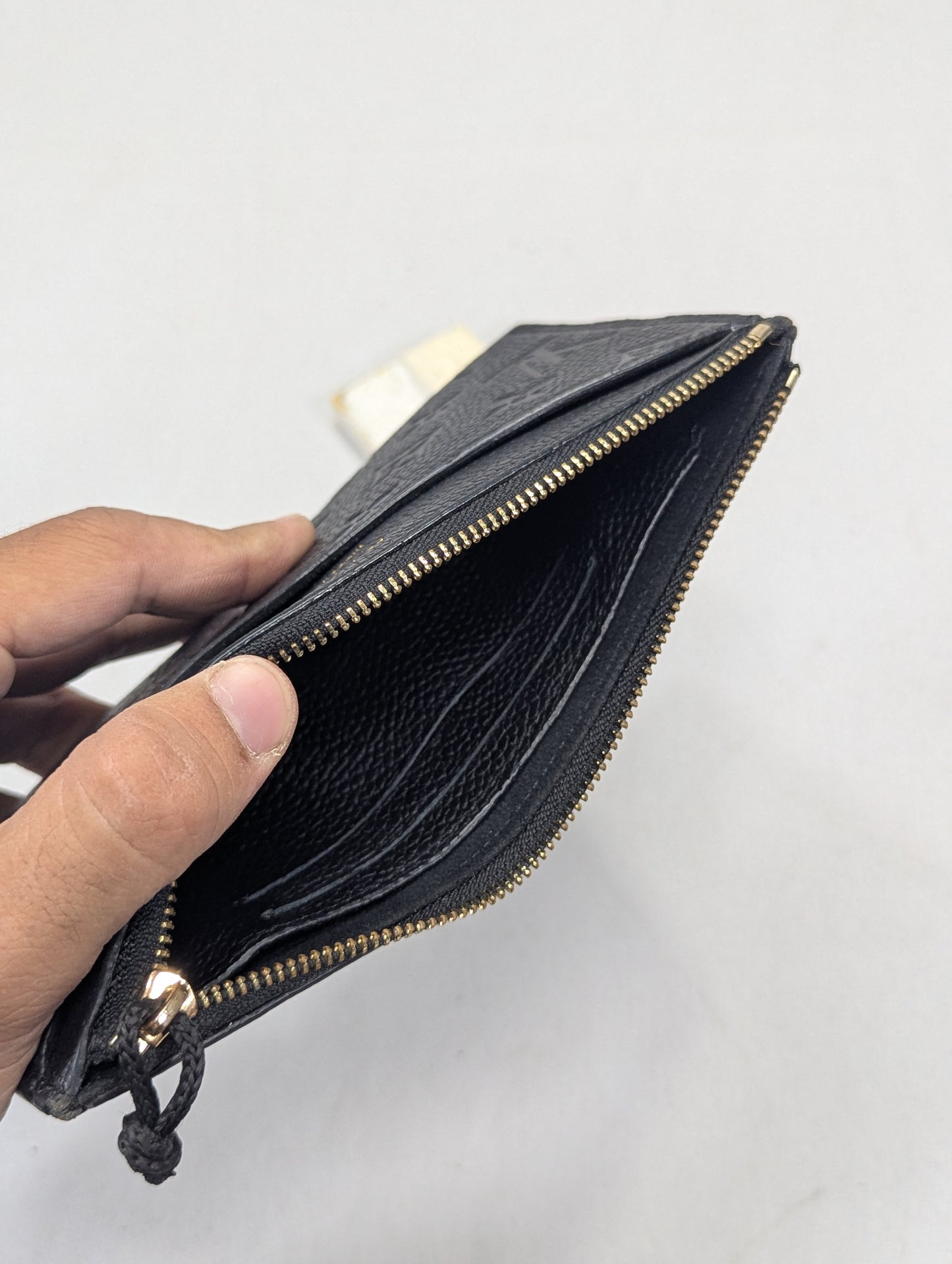 Luis Vuitton/ Title will update soon